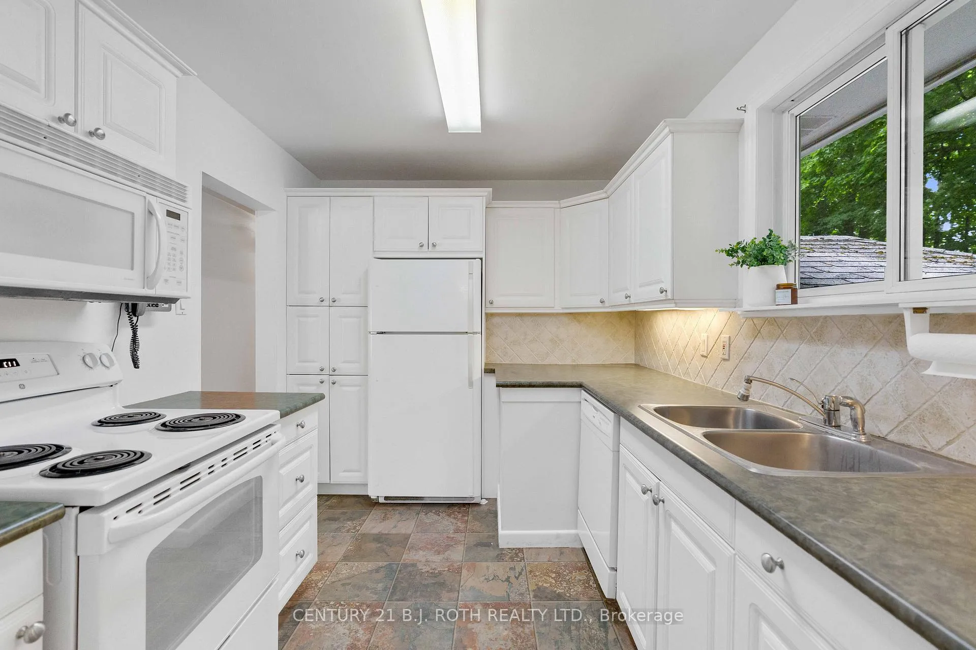 Photo 8 of 23 Alexander Avenue, Barrie, Codrington — HOMEH