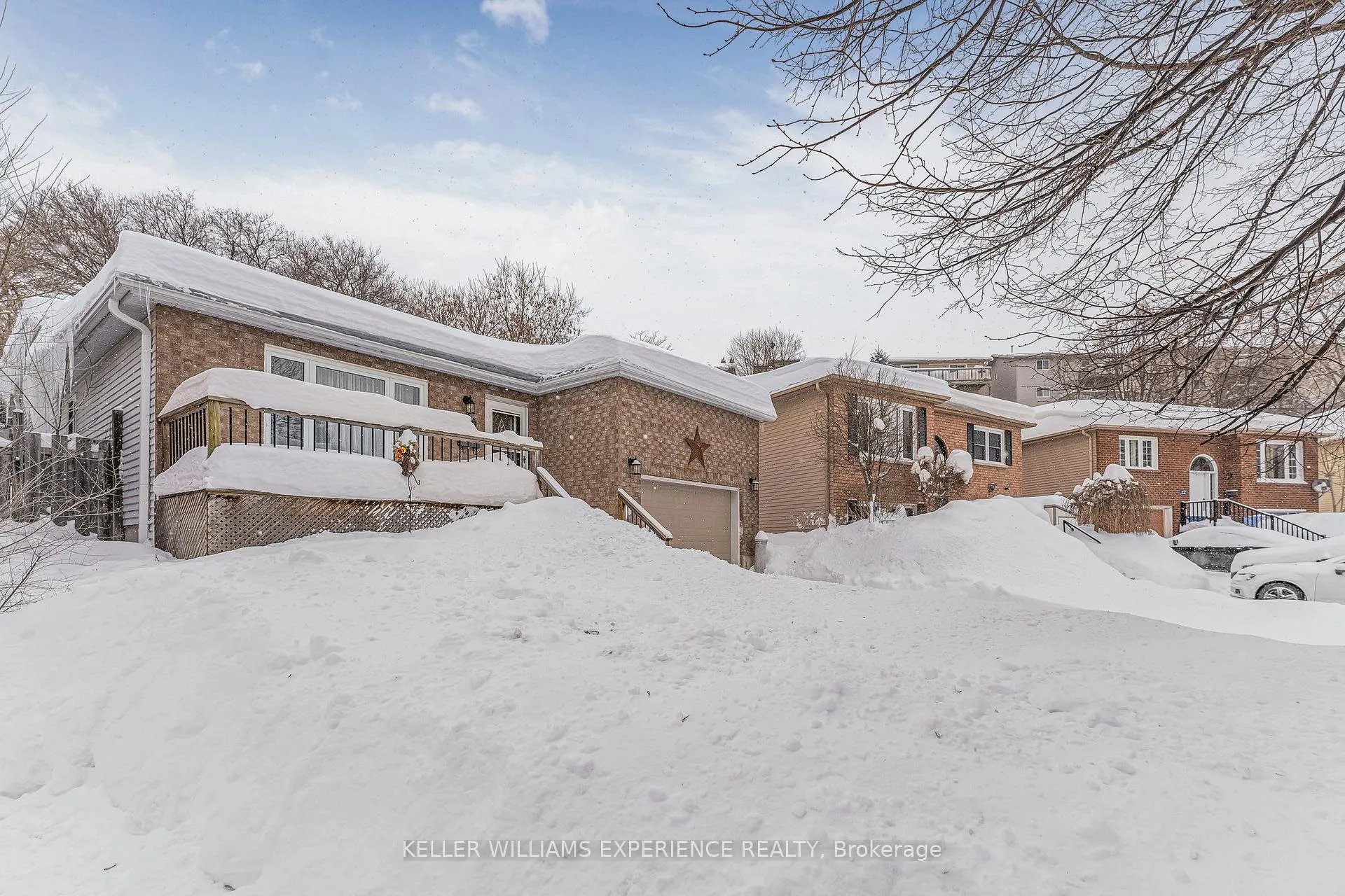 Photo 2 of 36 Engel Crescent, Barrie, Letitia Heights — HOMEH