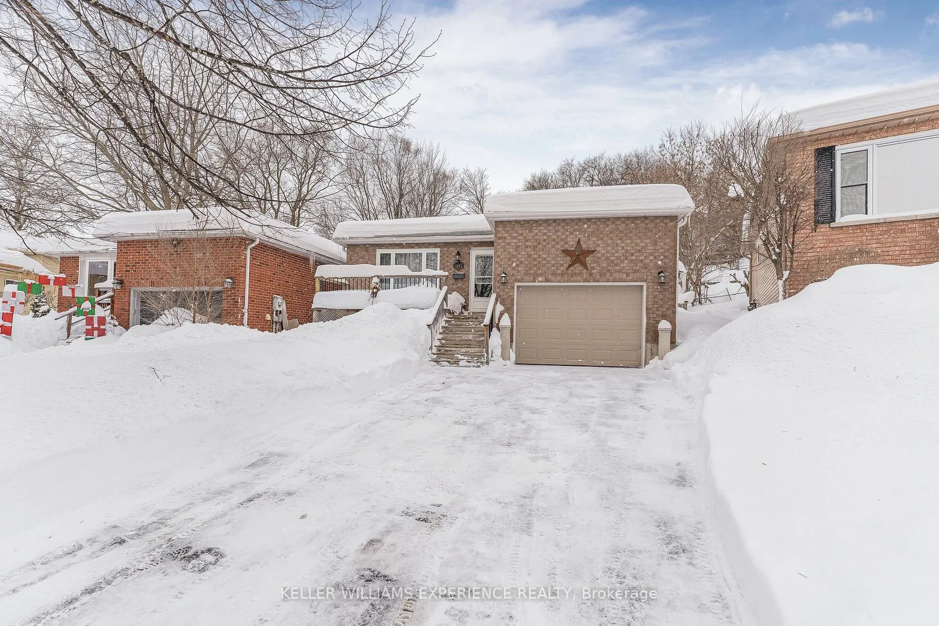 Photo 3 of 36 Engel Crescent, Barrie, Letitia Heights — HOMEH