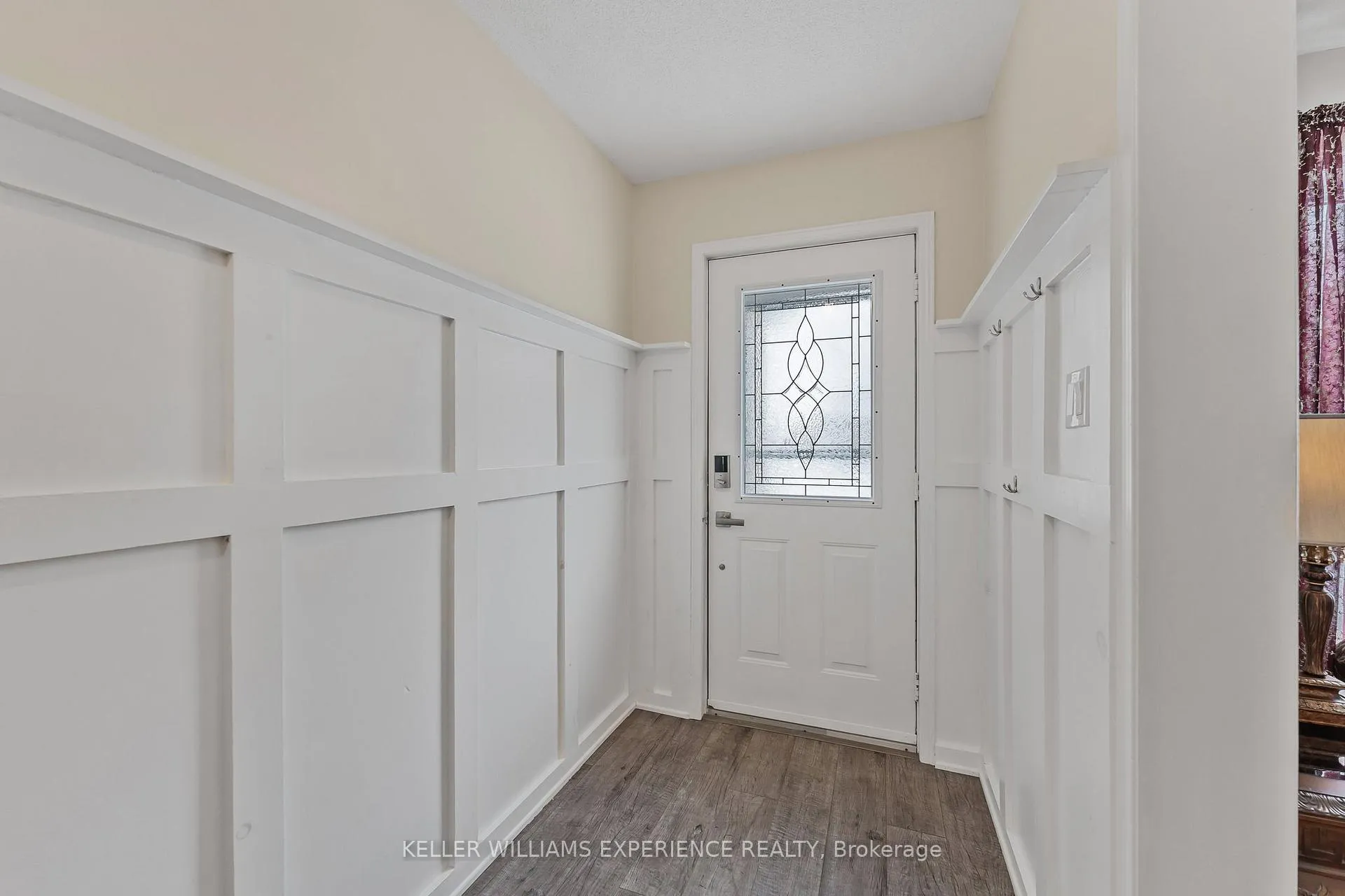 Photo 5 of 36 Engel Crescent, Barrie, Letitia Heights — HOMEH