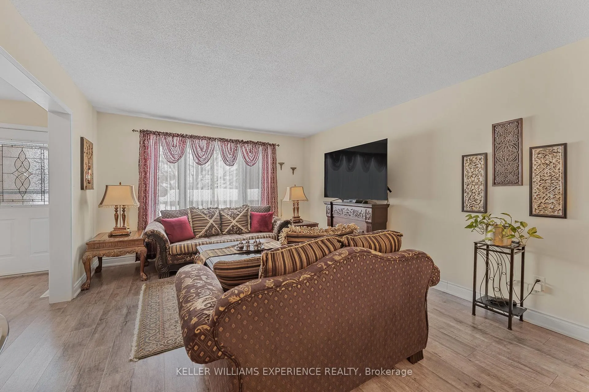 Photo 10 of 36 Engel Crescent, Barrie, Letitia Heights — HOMEH