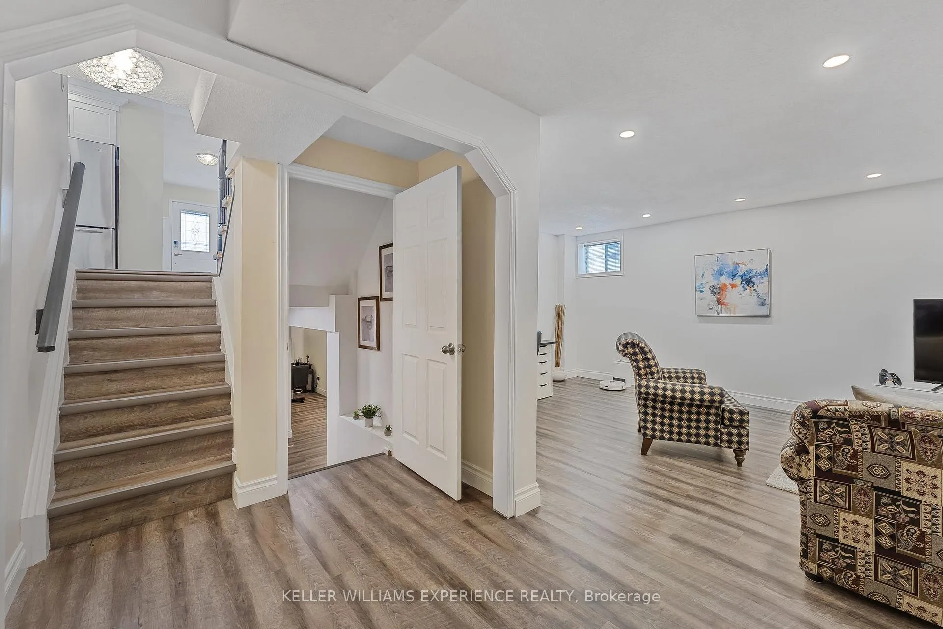 Photo 29 of 36 Engel Crescent, Barrie, Letitia Heights — HOMEH