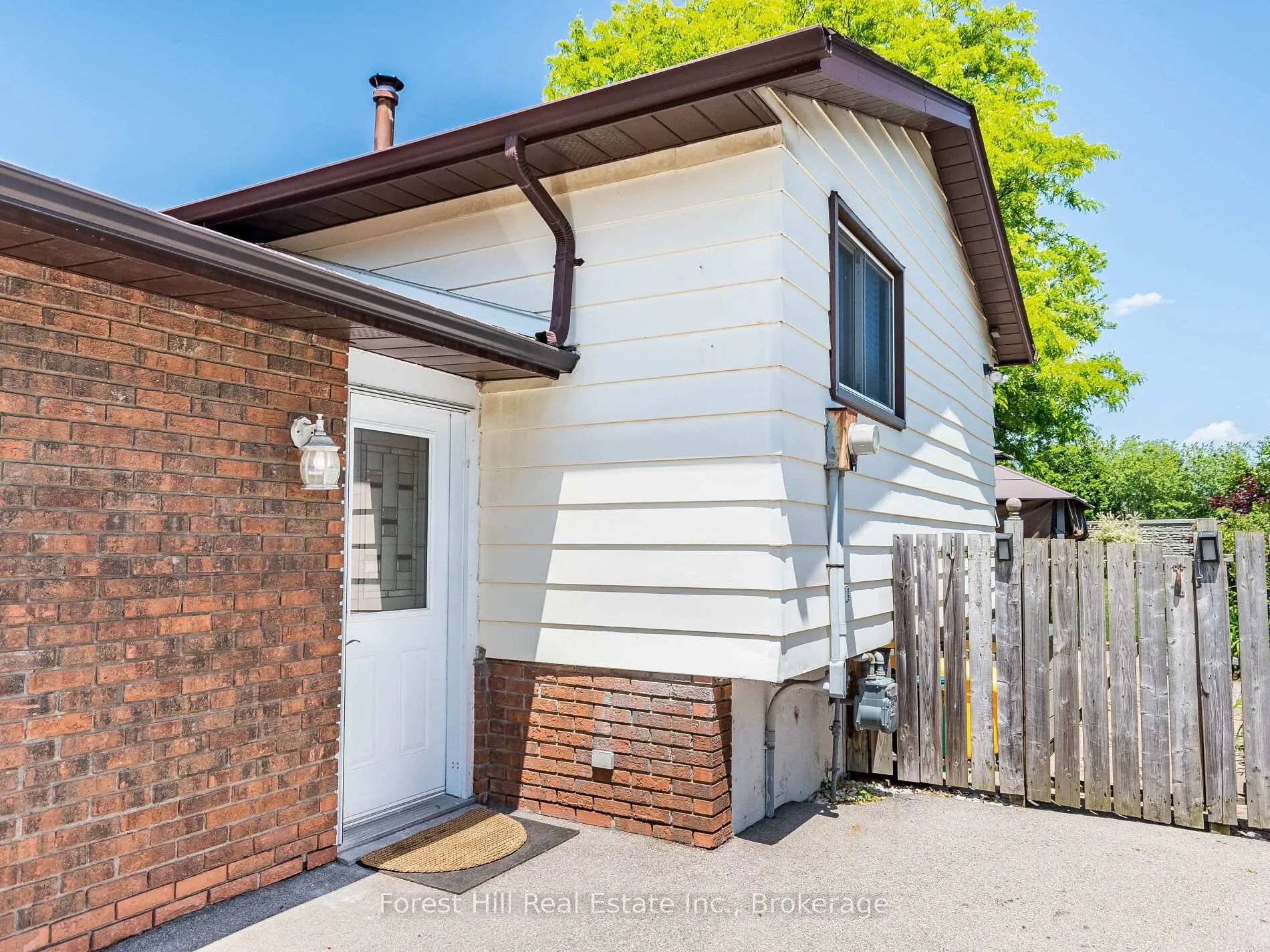 Photo 2 of 135 Cranbrook Drive, Hamilton, Gilkson — HOMEH