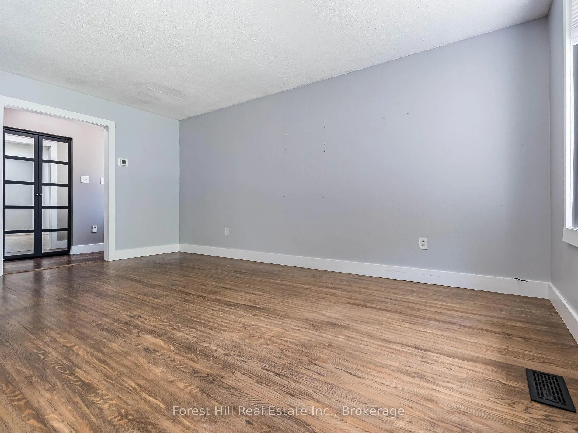Photo 5 of 135 Cranbrook Drive, Hamilton, Gilkson — HOMEH