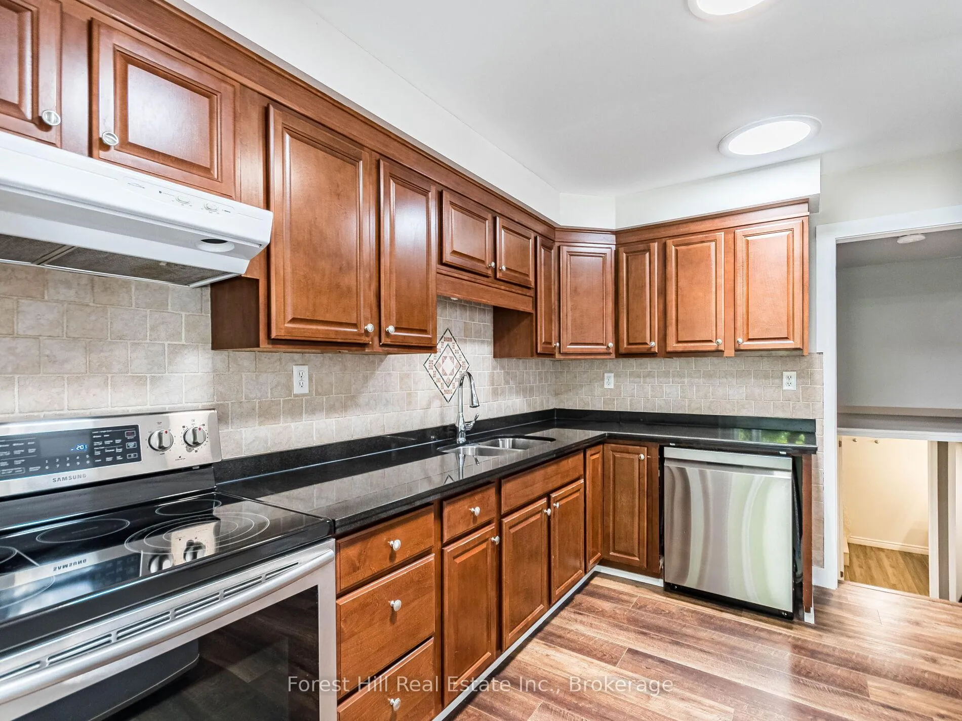 Photo 11 of 135 Cranbrook Drive, Hamilton, Gilkson — HOMEH