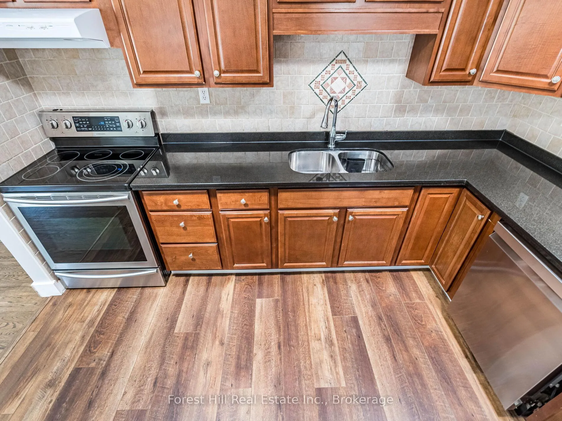 Photo 13 of 135 Cranbrook Drive, Hamilton, Gilkson — HOMEH
