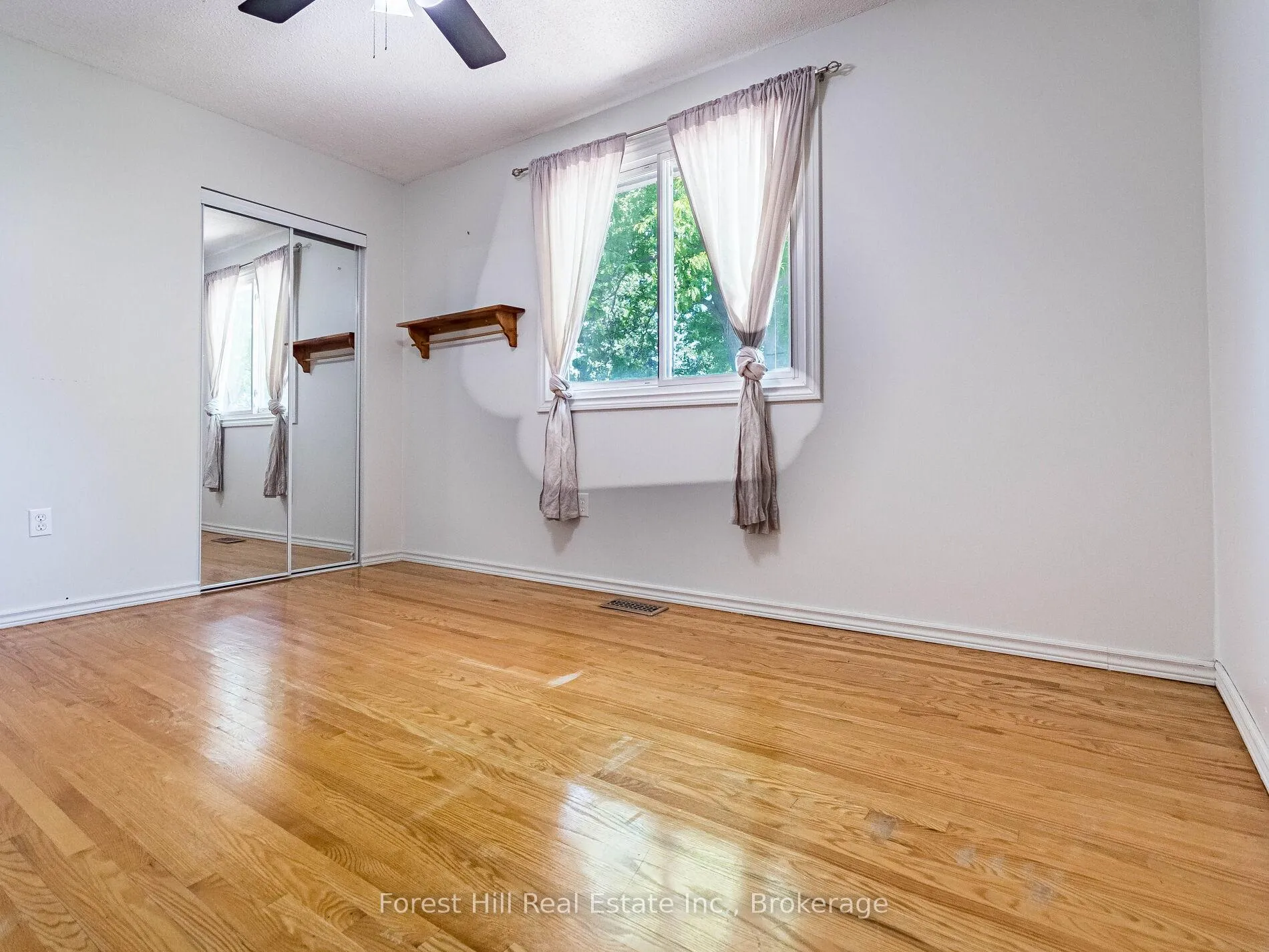 Photo 17 of 135 Cranbrook Drive, Hamilton, Gilkson — HOMEH