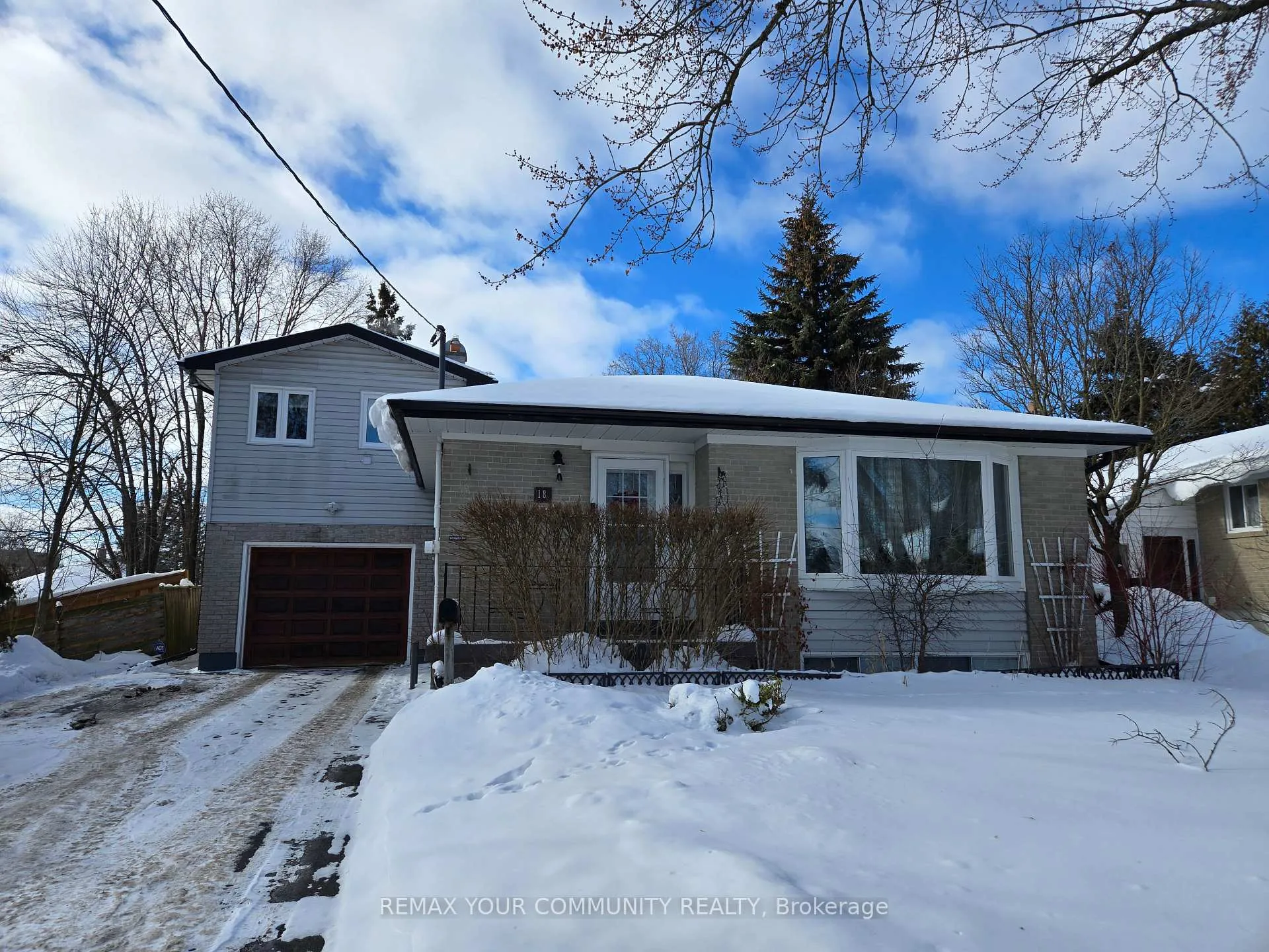 Photo 1 of Unit Main Floor, 18 Collins Crescent, Aurora, Aurora Heights — HOMEH