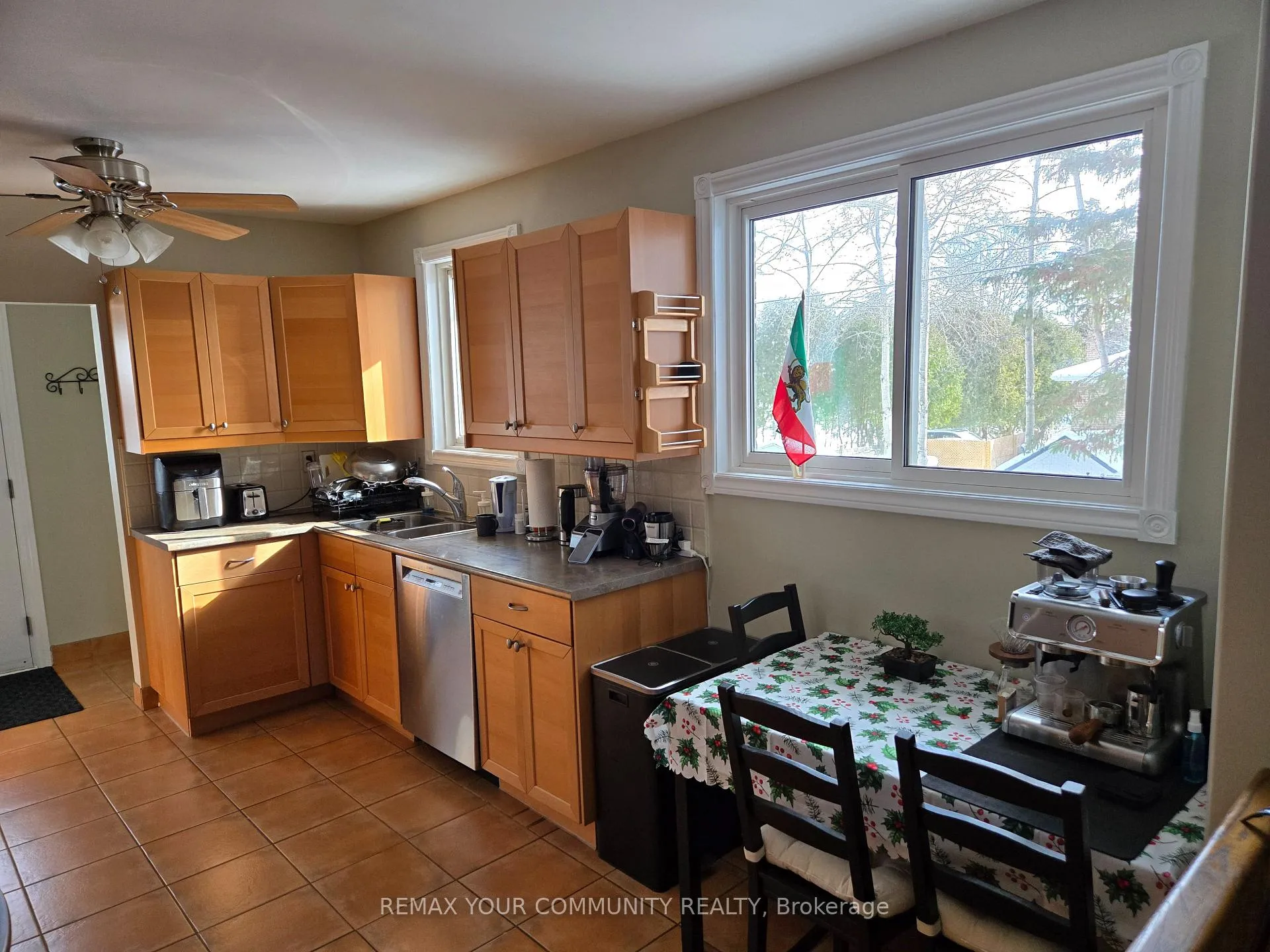 Photo 2 of Unit Main Floor, 18 Collins Crescent, Aurora, Aurora Heights — HOMEH