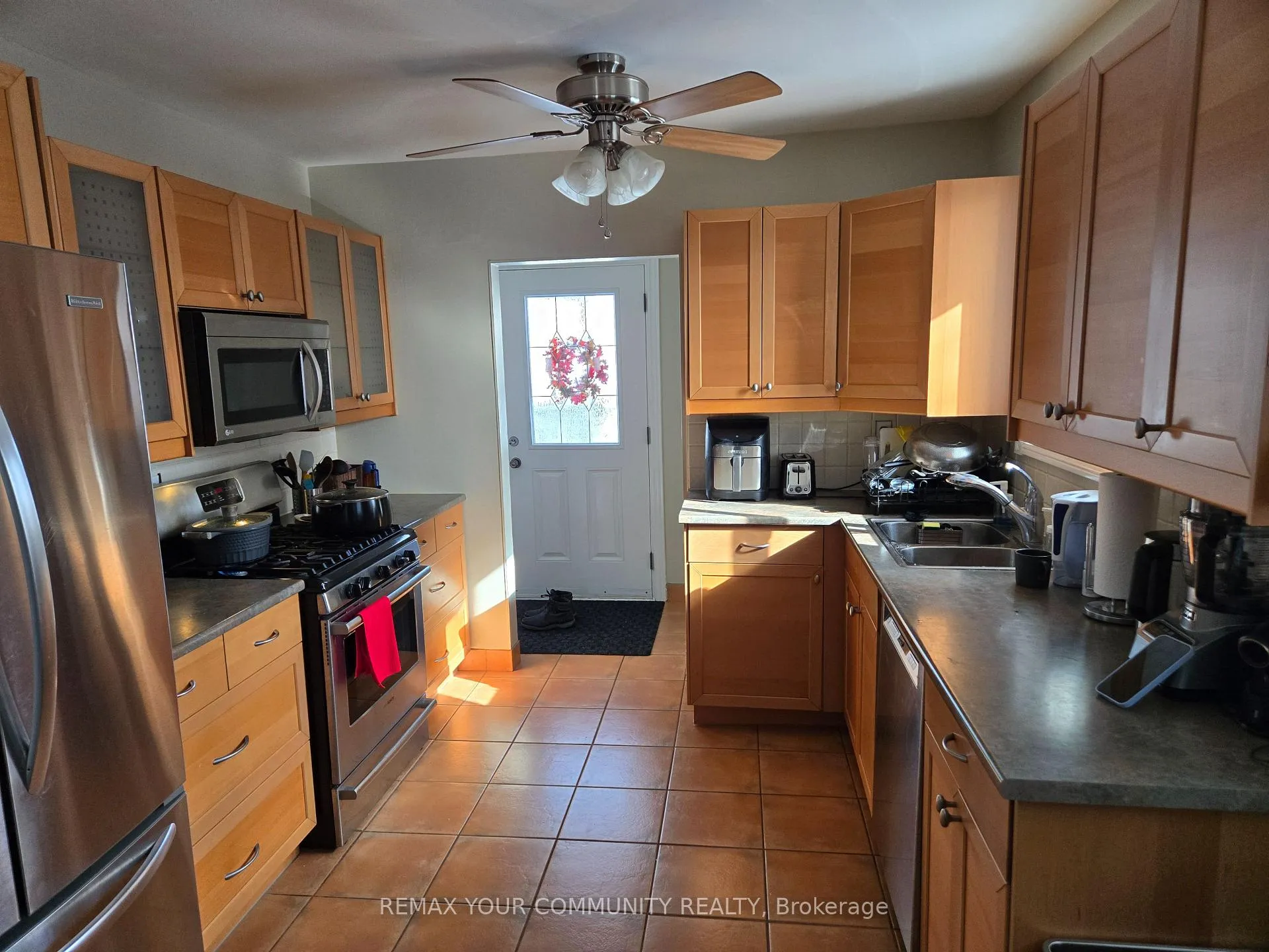 Photo 3 of Unit Main Floor, 18 Collins Crescent, Aurora, Aurora Heights — HOMEH