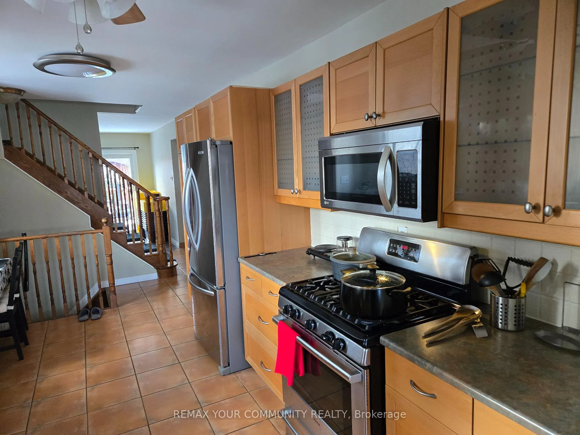 Photo 4 of Unit Main Floor, 18 Collins Crescent, Aurora, Aurora Heights — HOMEH