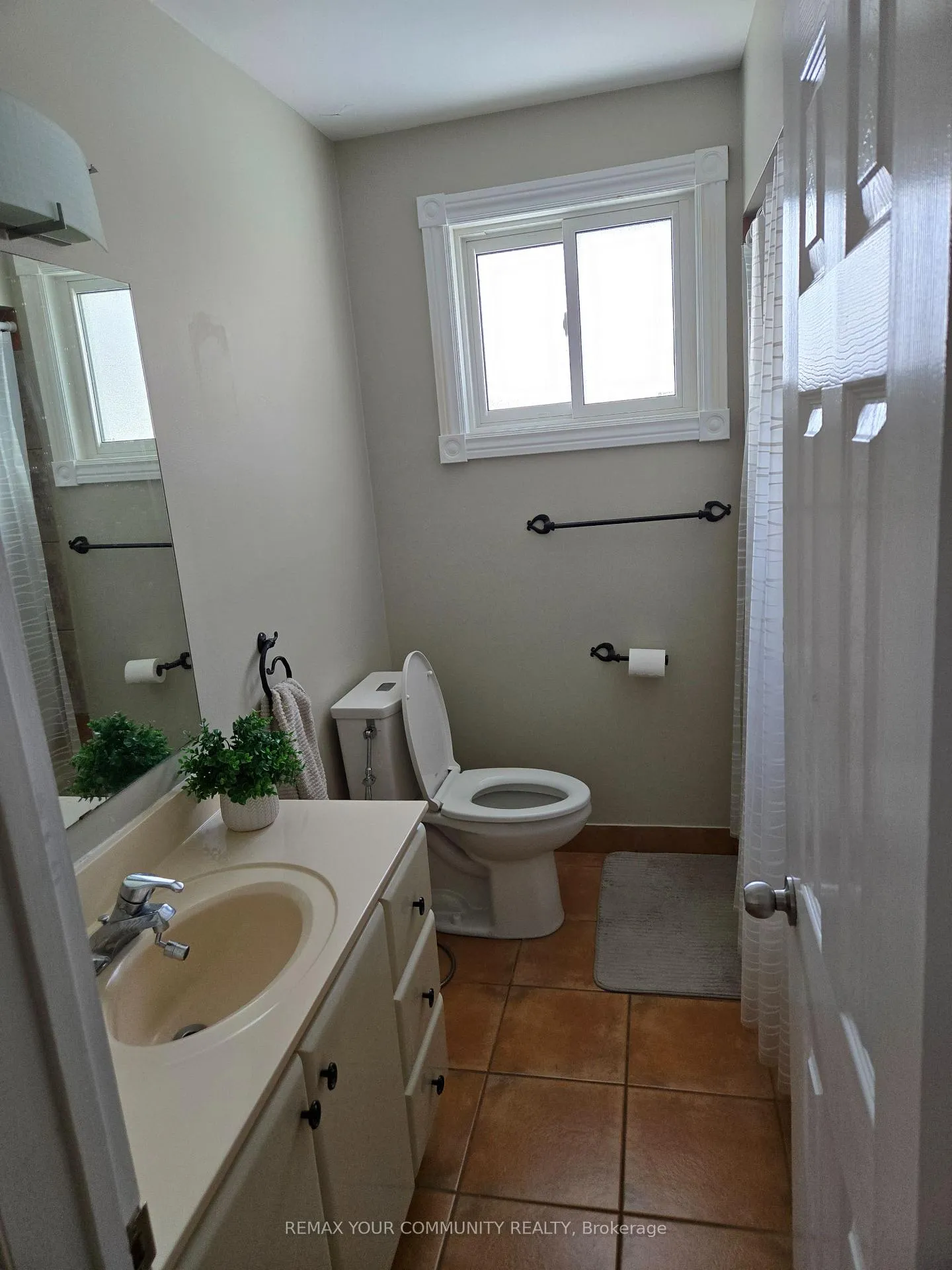 Photo 8 of Unit Main Floor, 18 Collins Crescent, Aurora, Aurora Heights — HOMEH