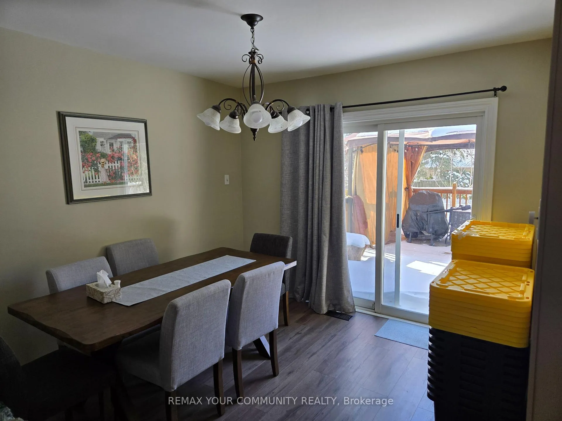 Photo 10 of Unit Main Floor, 18 Collins Crescent, Aurora, Aurora Heights — HOMEH