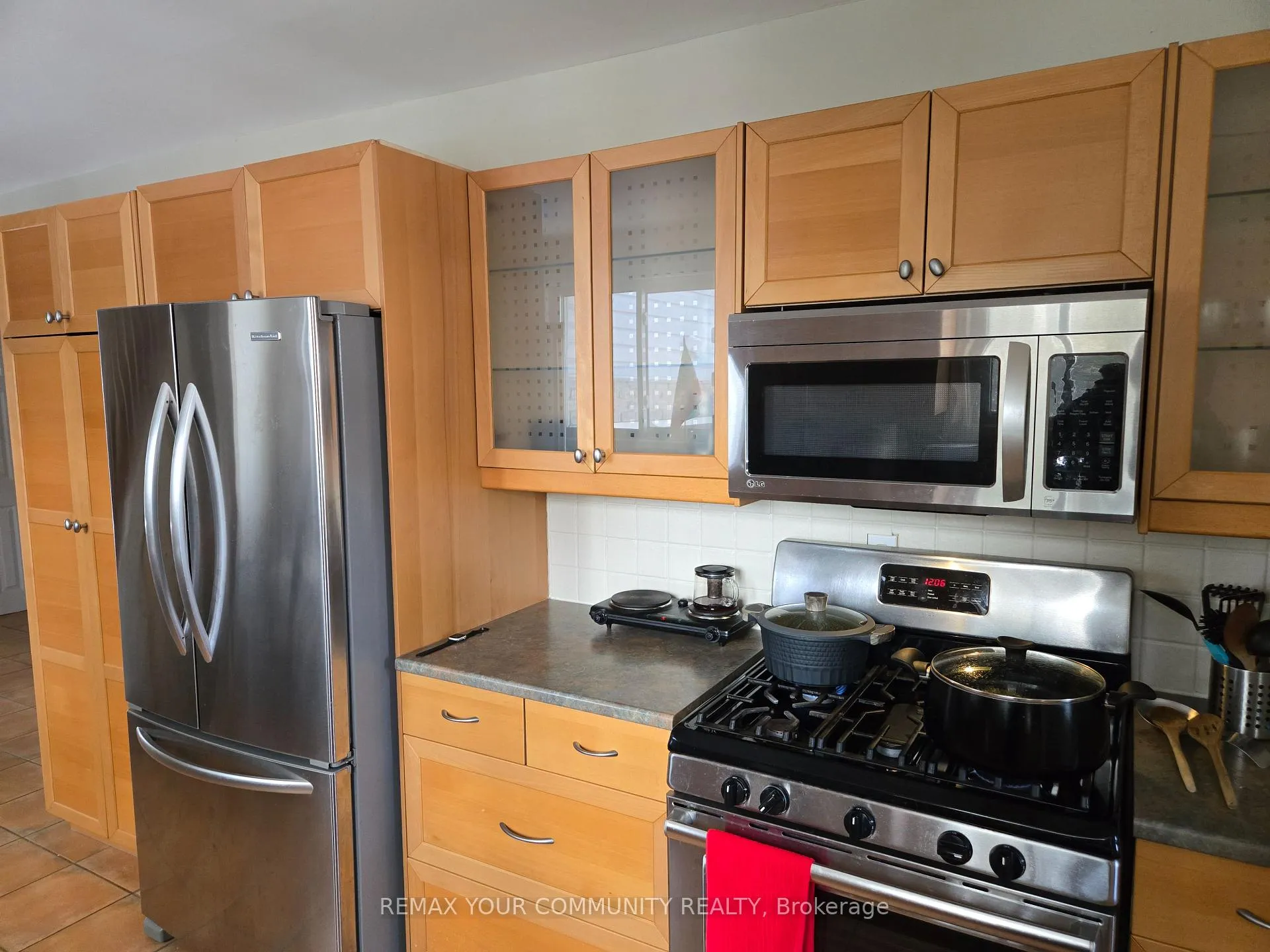 Photo 11 of Unit Main Floor, 18 Collins Crescent, Aurora, Aurora Heights — HOMEH