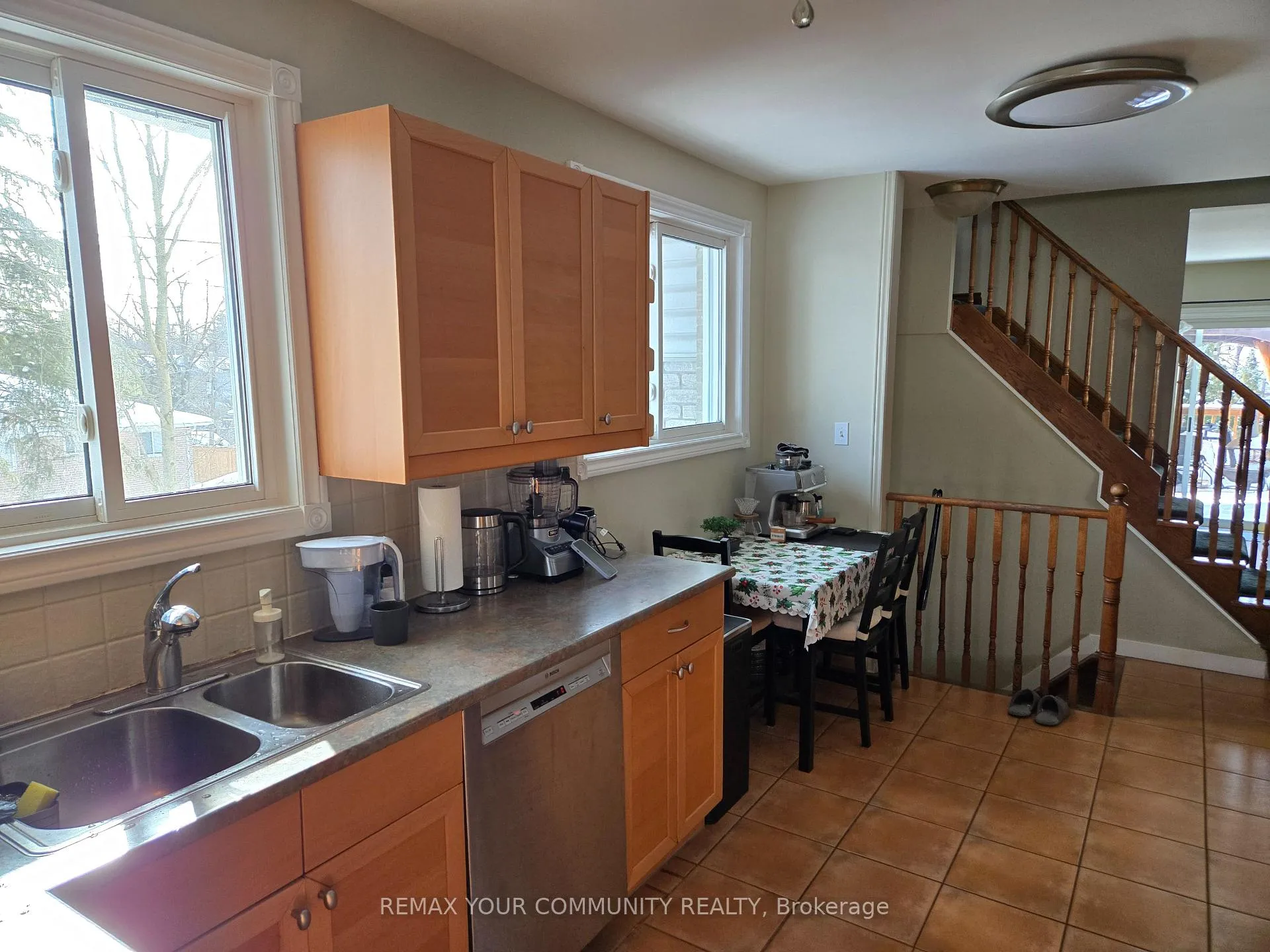 Photo 12 of Unit Main Floor, 18 Collins Crescent, Aurora, Aurora Heights — HOMEH