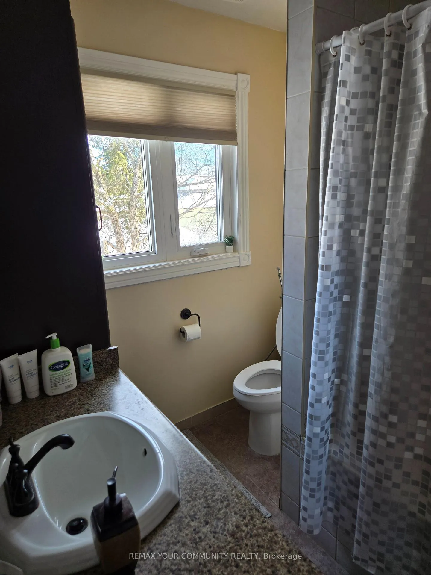 Photo 16 of Unit Main Floor, 18 Collins Crescent, Aurora, Aurora Heights — HOMEH