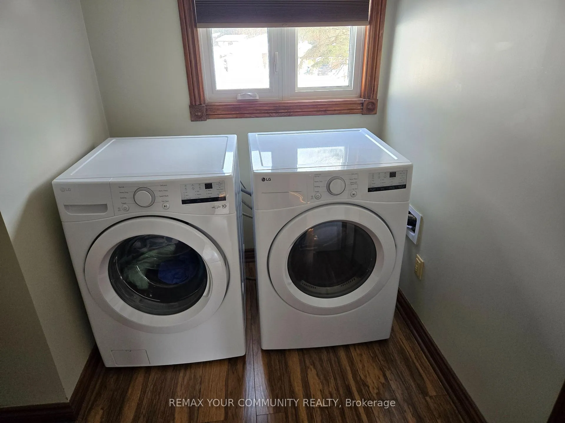 Photo 17 of Unit Main Floor, 18 Collins Crescent, Aurora, Aurora Heights — HOMEH