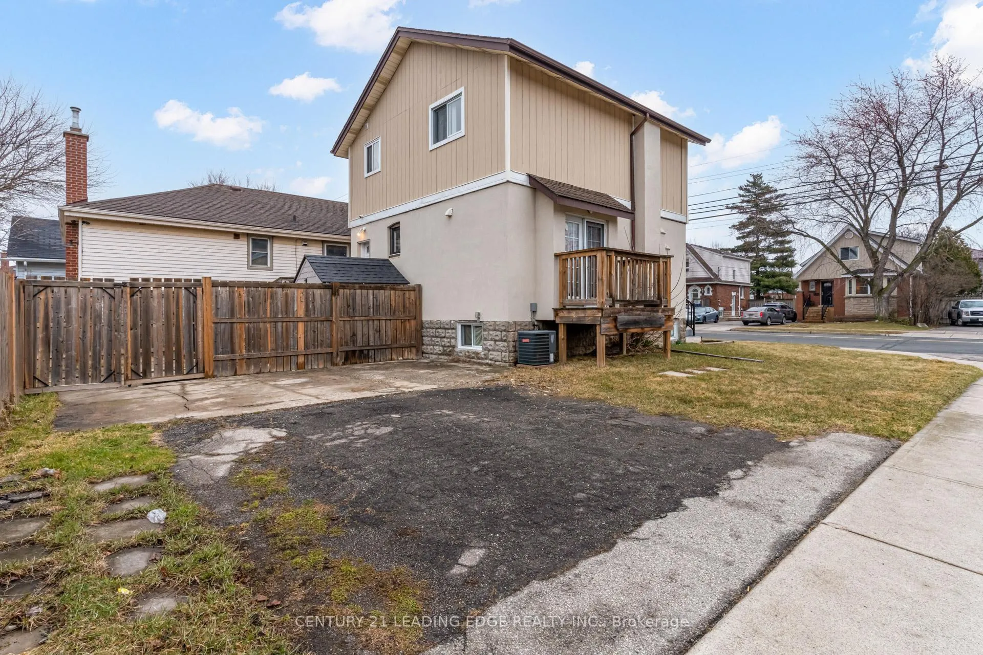 Photo 2 of 424 Upper Wentworth Street, Hamilton, Inch Park — HOMEH