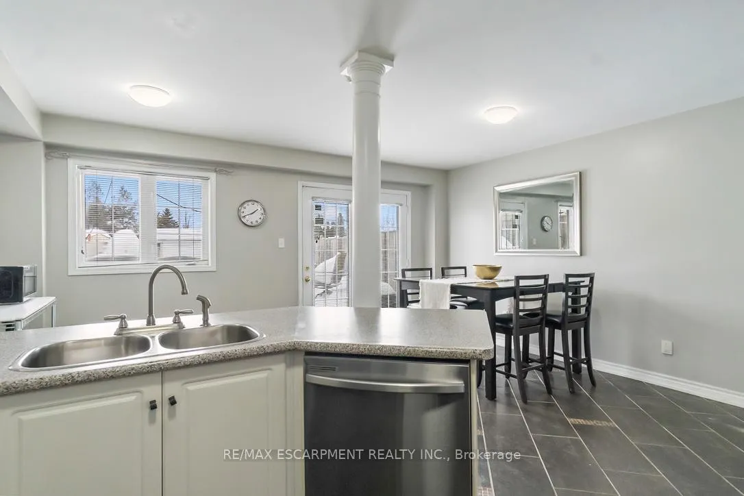 Photo 10 of 51 Olde Town Road, Brampton, Fletcher's Creek Village — HOMEH