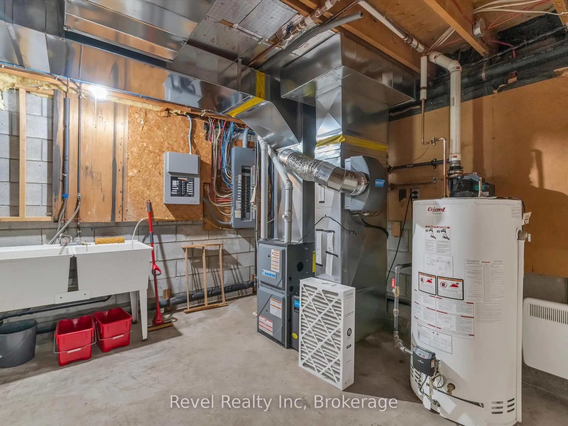 Photo 21 of 1234 Miriam Drive, Bracebridge, Oakley — HOMEH
