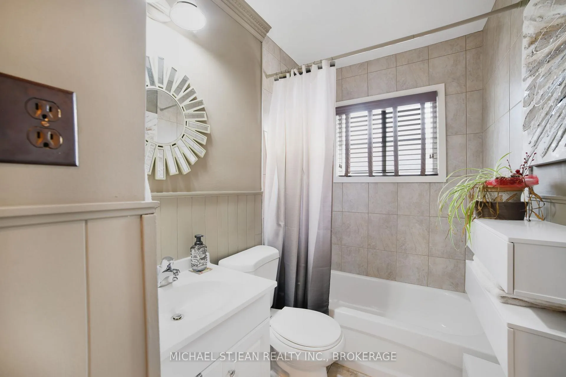 Photo 22 of 140 Burkholder Drive, Hamilton, Burkholme — HOMEH
