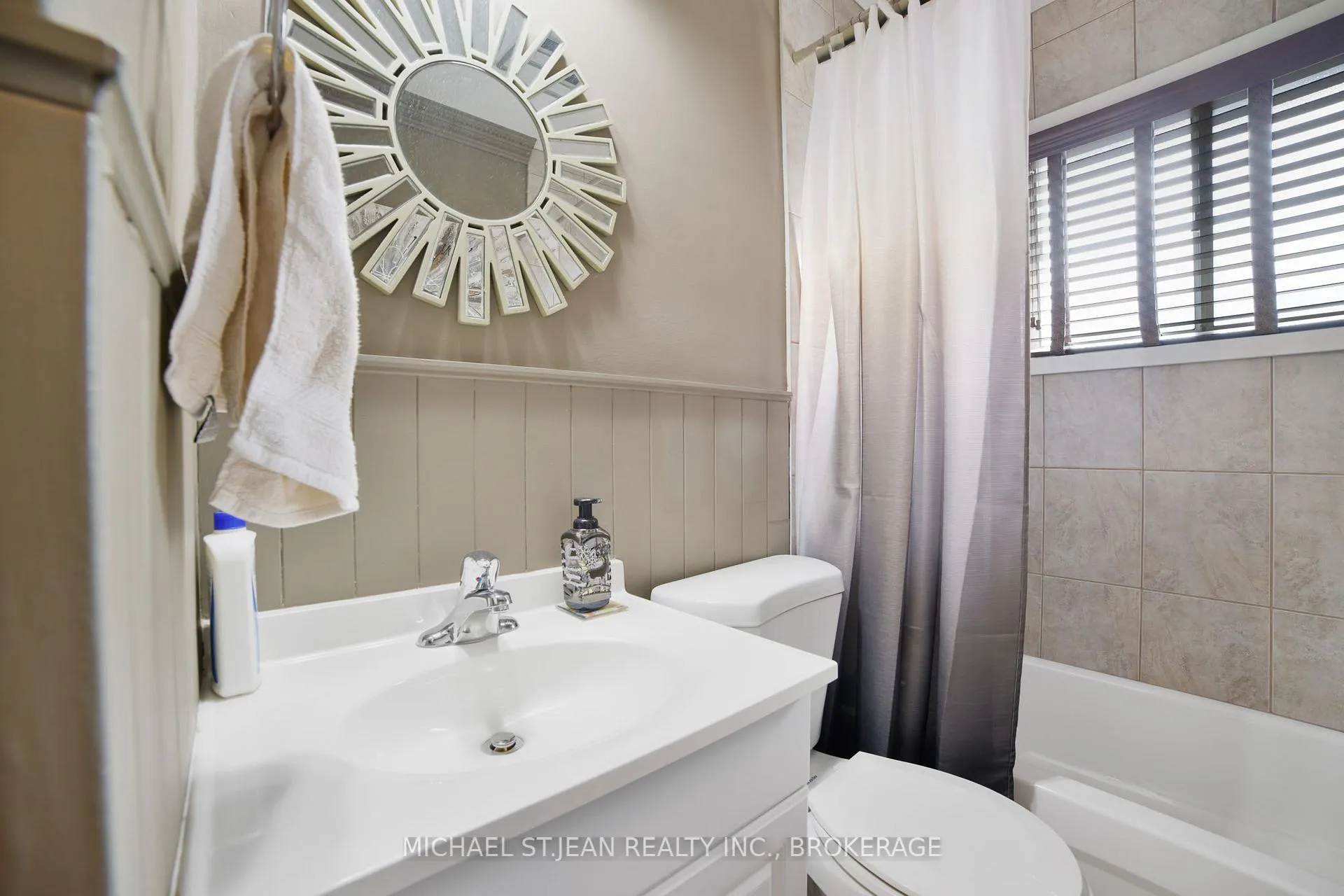 Photo 23 of 140 Burkholder Drive, Hamilton, Burkholme — HOMEH