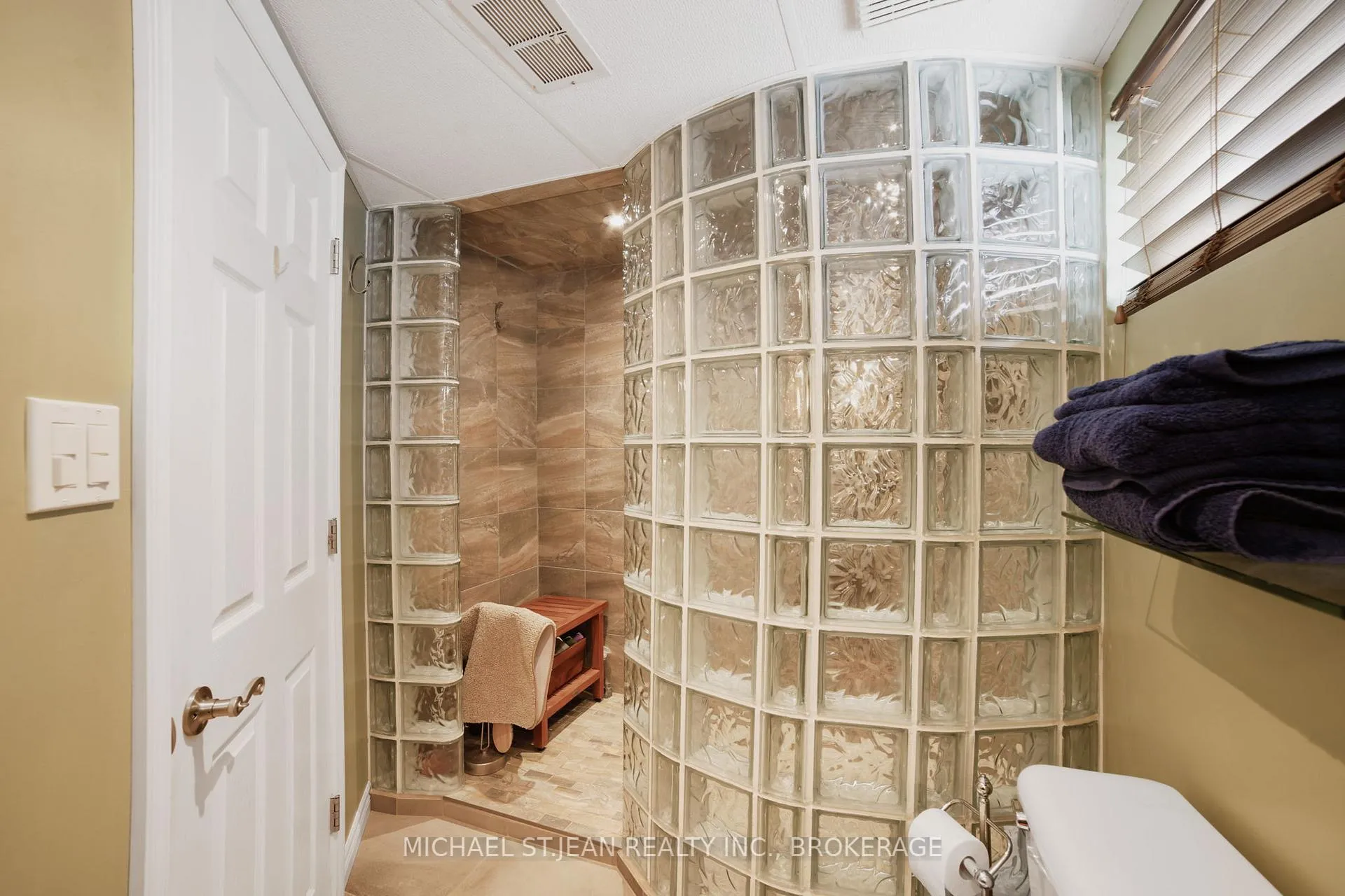 Photo 26 of 140 Burkholder Drive, Hamilton, Burkholme — HOMEH