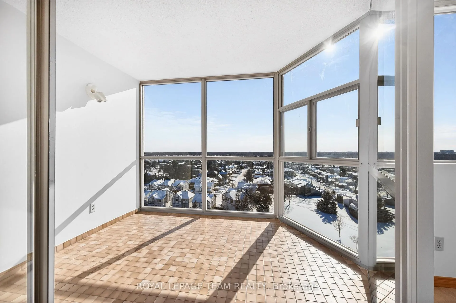 Photo 6 of Unit 1506, 2760 Carousel Crescent, Ottawa, Emerald Woods/Sawmill Creek — HOMEH