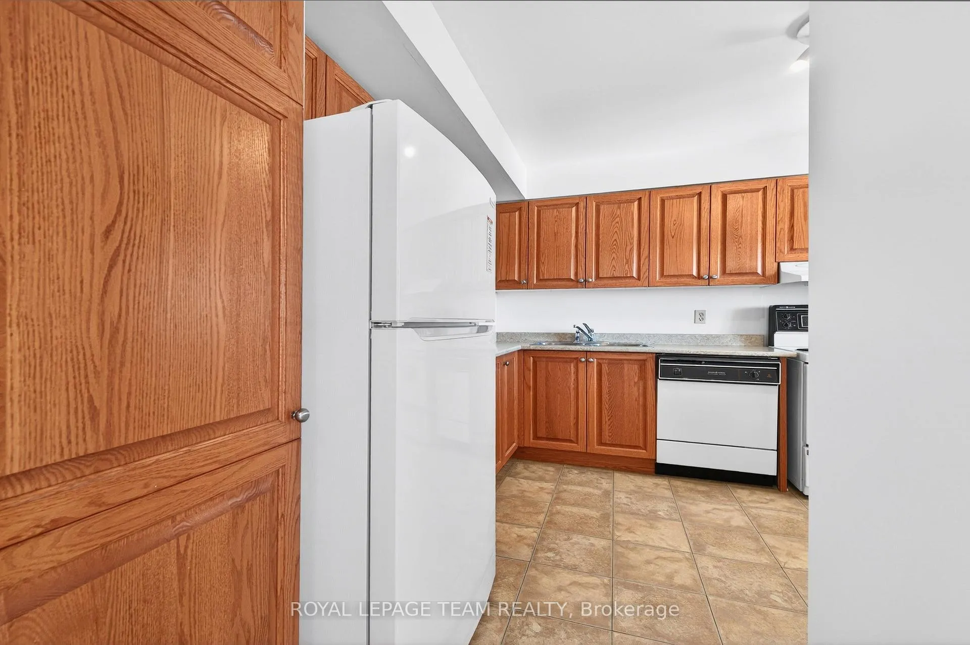 Photo 9 of Unit 1506, 2760 Carousel Crescent, Ottawa, Emerald Woods/Sawmill Creek — HOMEH