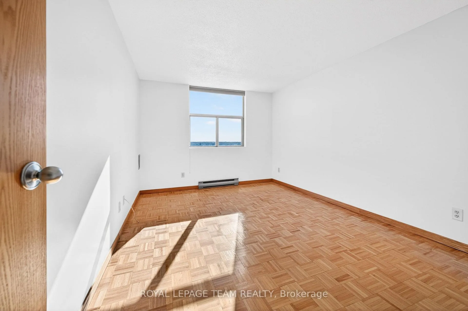 Photo 16 of Unit 1506, 2760 Carousel Crescent, Ottawa, Emerald Woods/Sawmill Creek — HOMEH