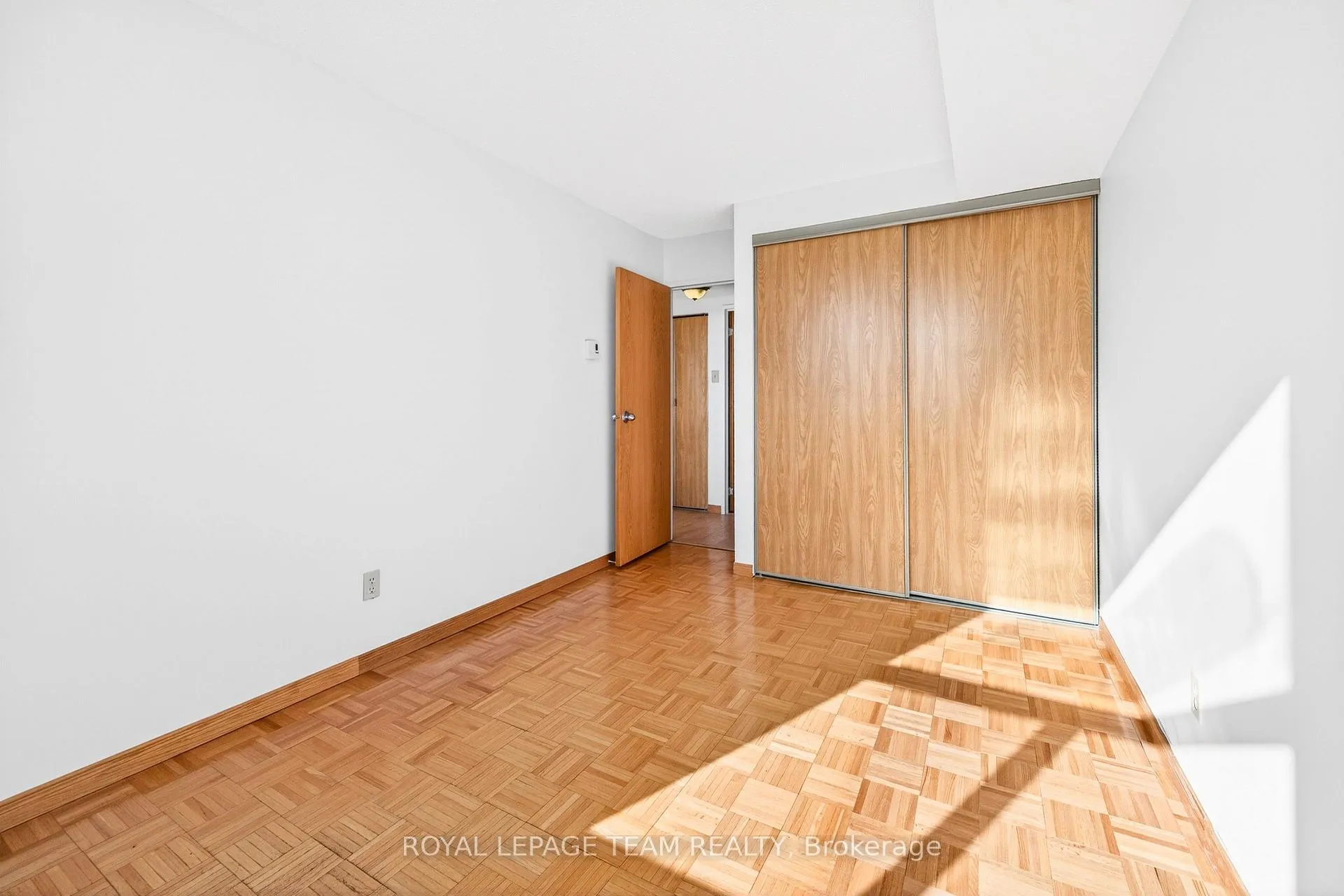 Photo 17 of Unit 1506, 2760 Carousel Crescent, Ottawa, Emerald Woods/Sawmill Creek — HOMEH