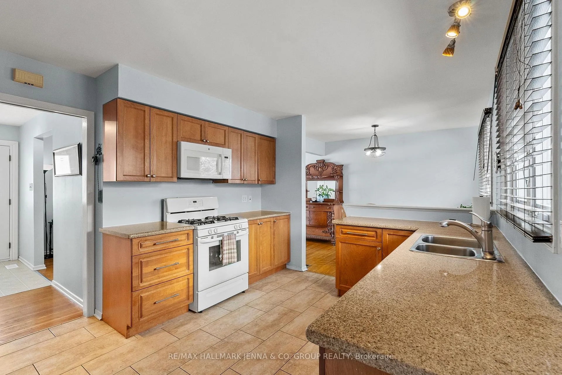 Photo 12 of 11 Tripp Crescent, Ottawa, Barrhaven - Pheasant Run — HOMEH