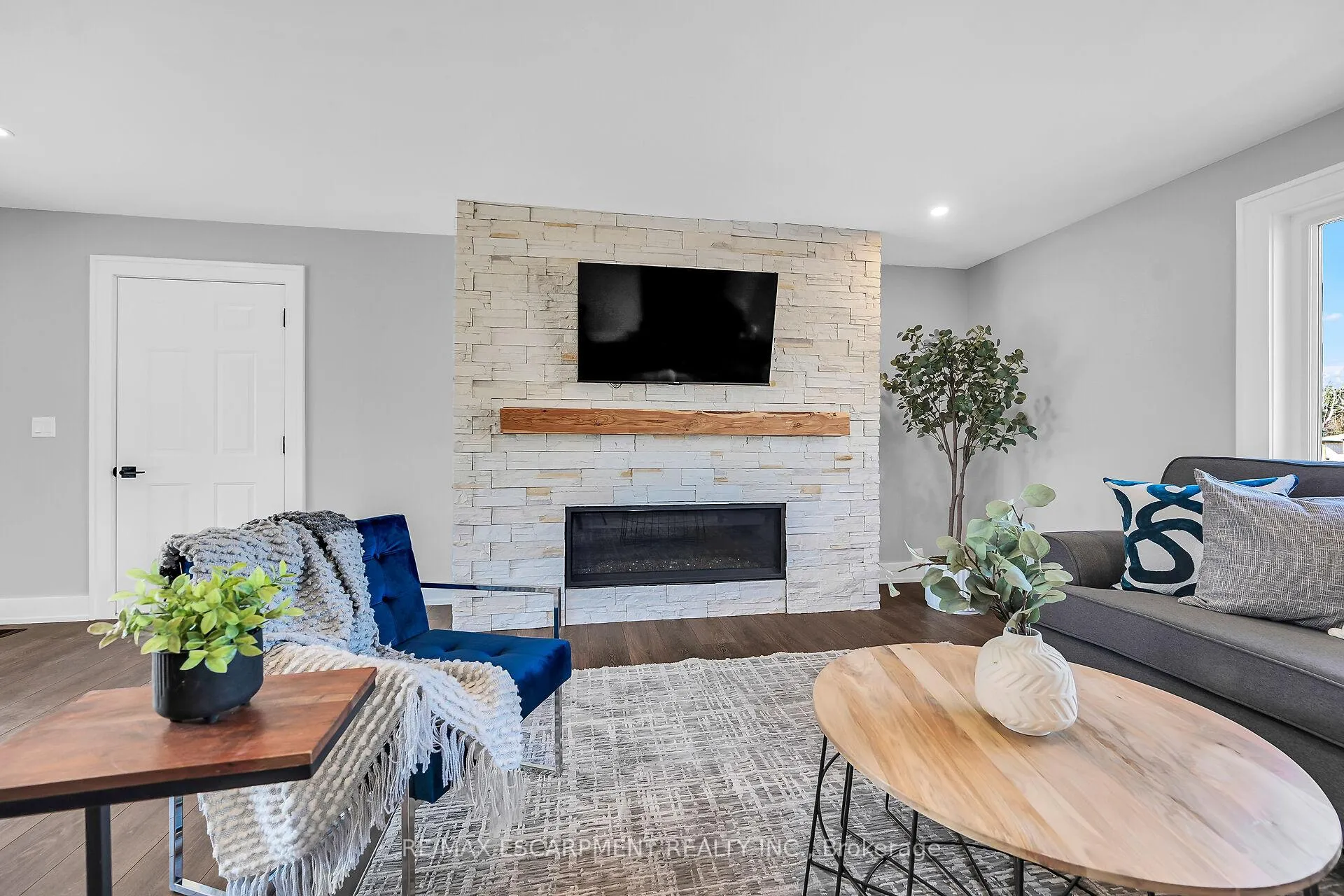 Photo 8 of 2024 Second Avenue, Haldimand — HOMEH