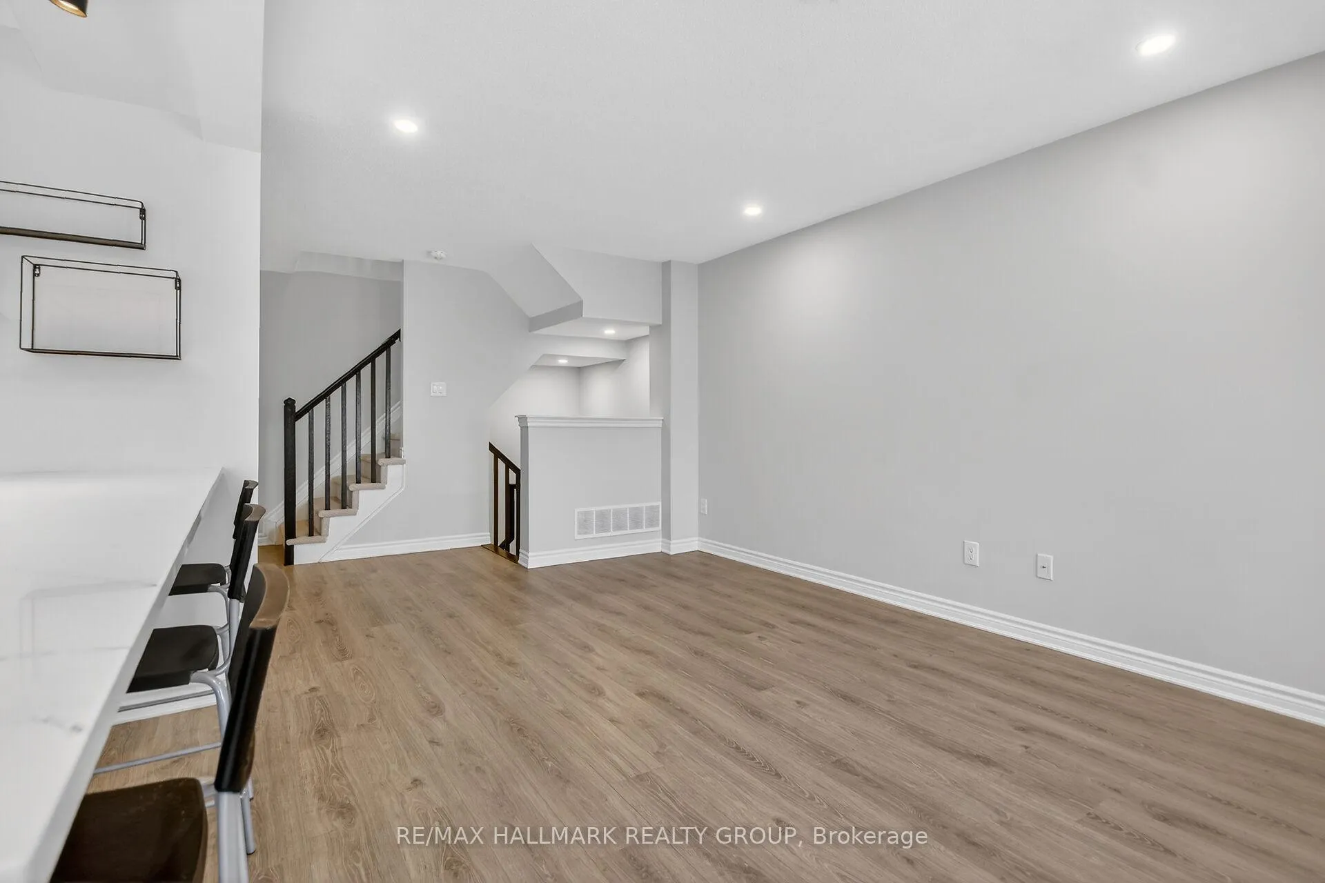 Photo 8 of 232 Clintonia Street, Ottawa, Kanata - Emerald Meadows/Trailwest — HOMEH