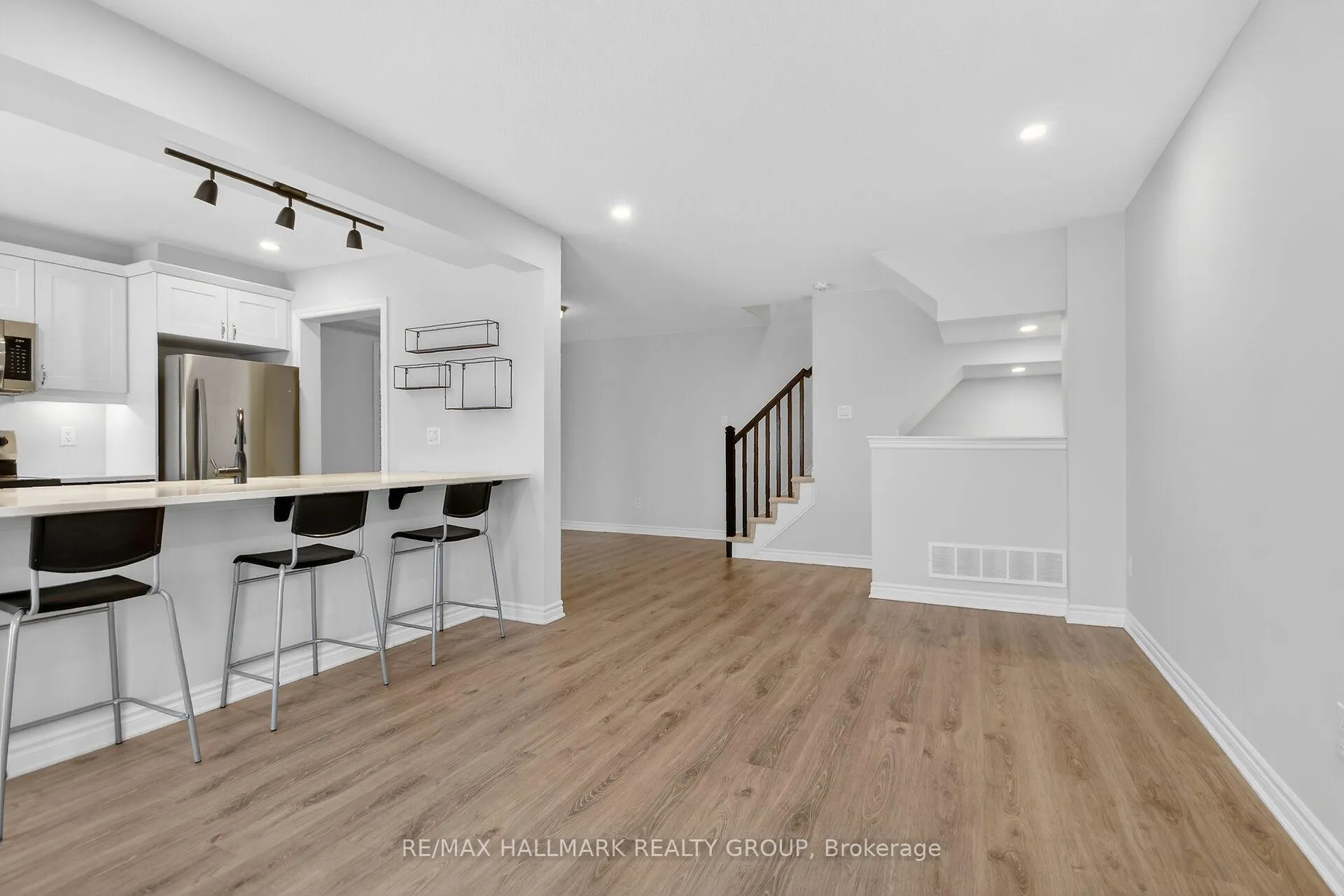 Photo 10 of 232 Clintonia Street, Ottawa, Kanata - Emerald Meadows/Trailwest — HOMEH