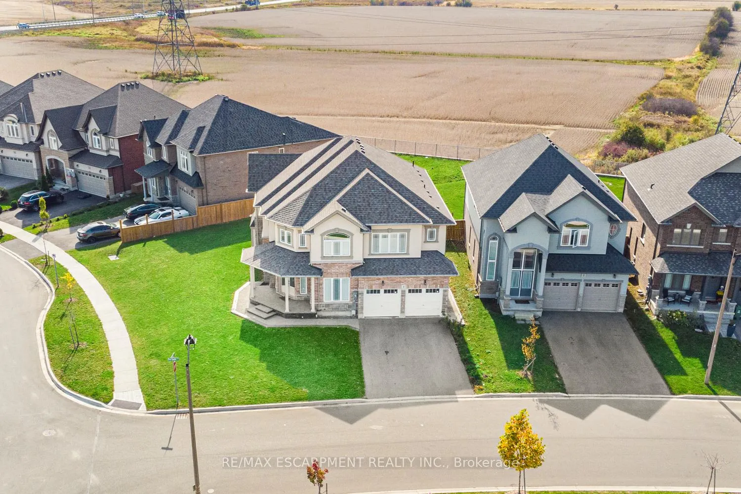 Photo 5 of 4 Dolomiti Court, Hamilton, Stoney Creek — HOMEH