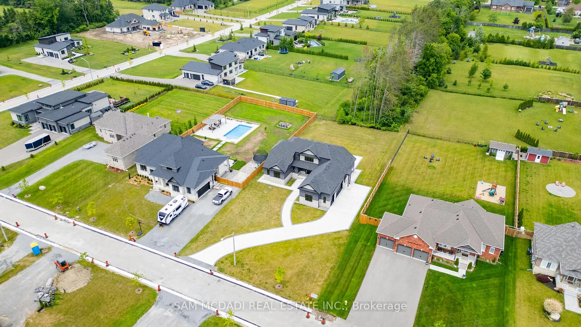 Photo 2 of 46 Charles Tilley Crescent, Clarington, Rural Clarington — HOMEH