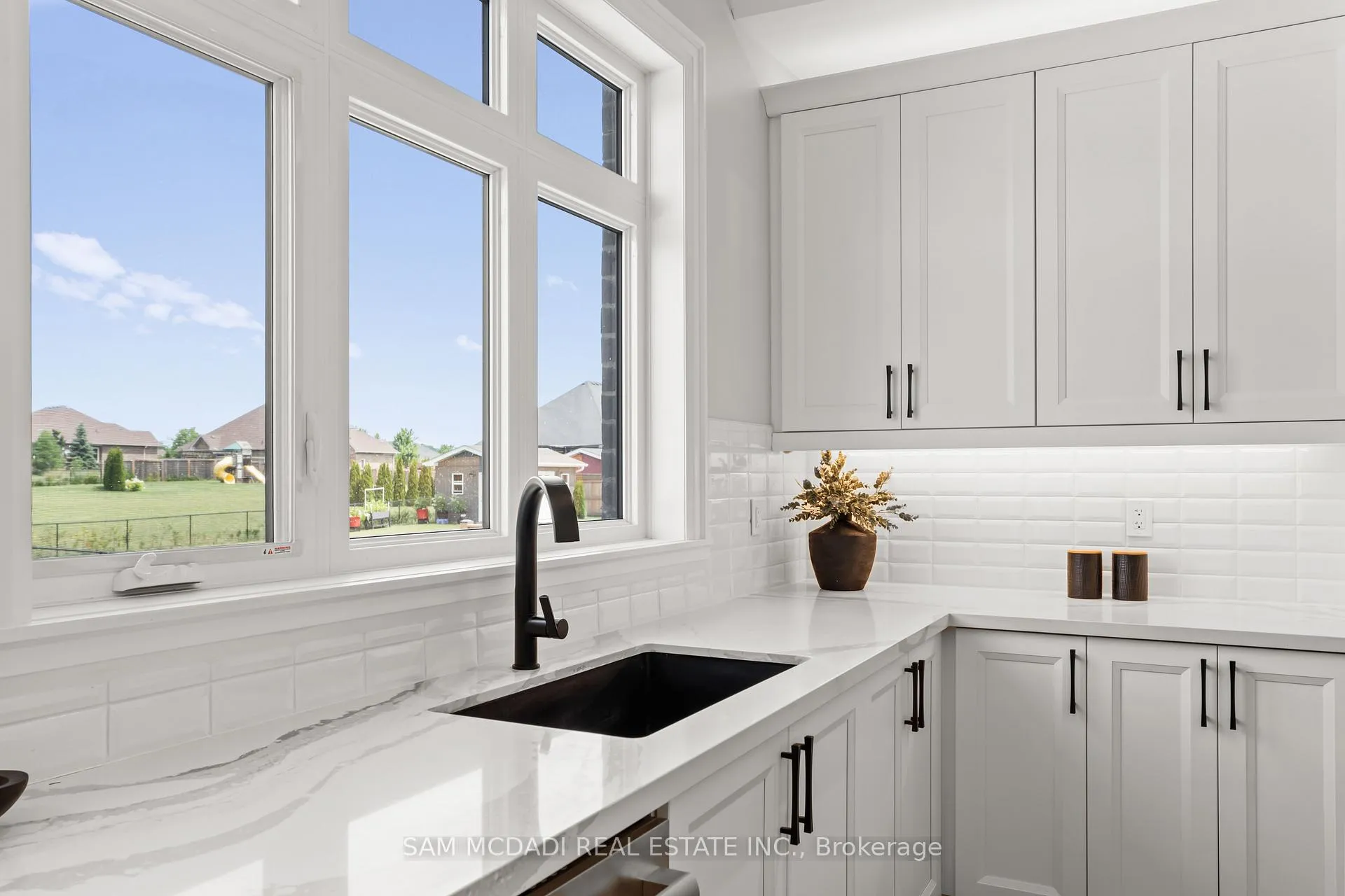 Photo 16 of 46 Charles Tilley Crescent, Clarington, Rural Clarington — HOMEH