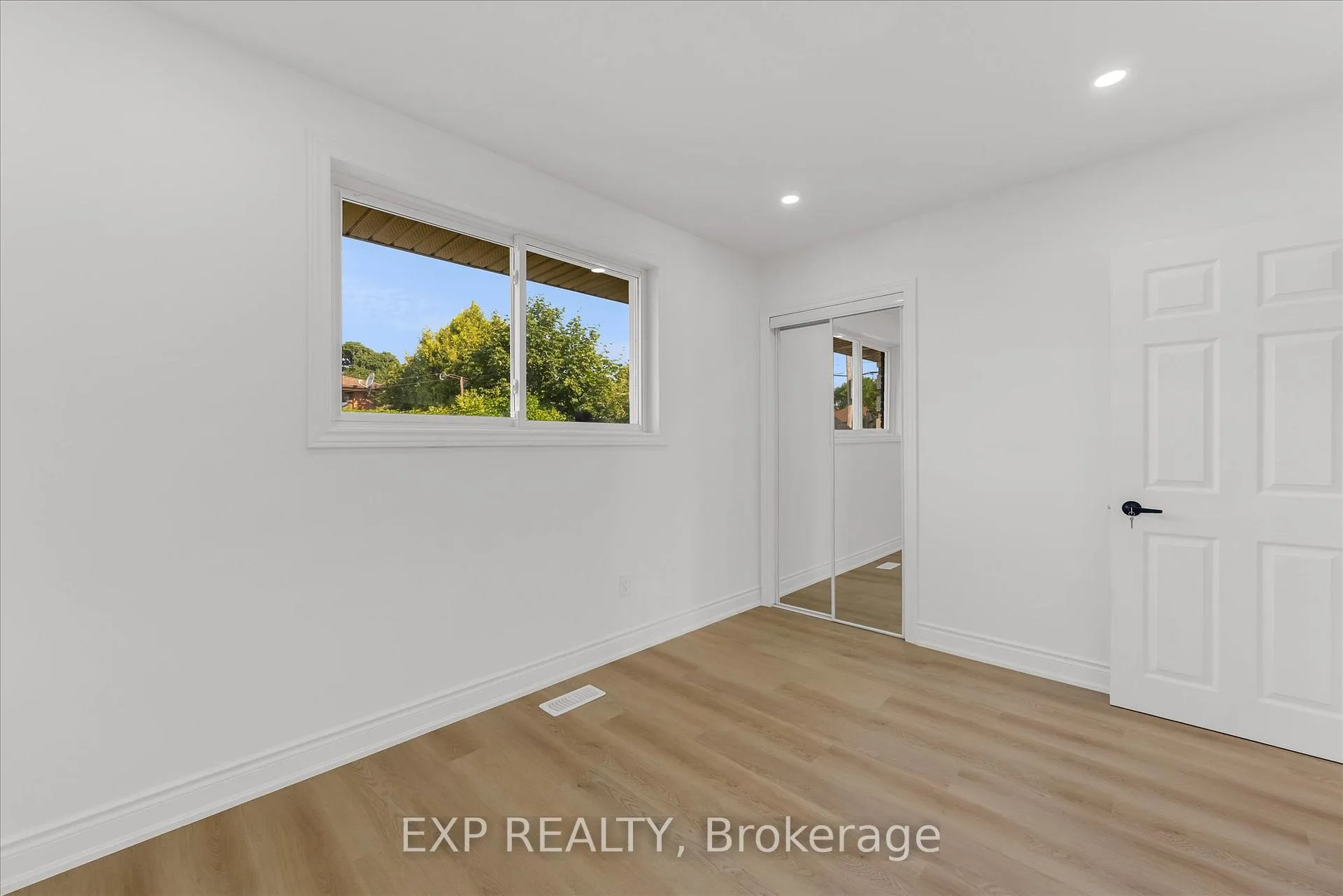 Photo 16 of 56 Moxley Drive, Hamilton, Lisgar — HOMEH