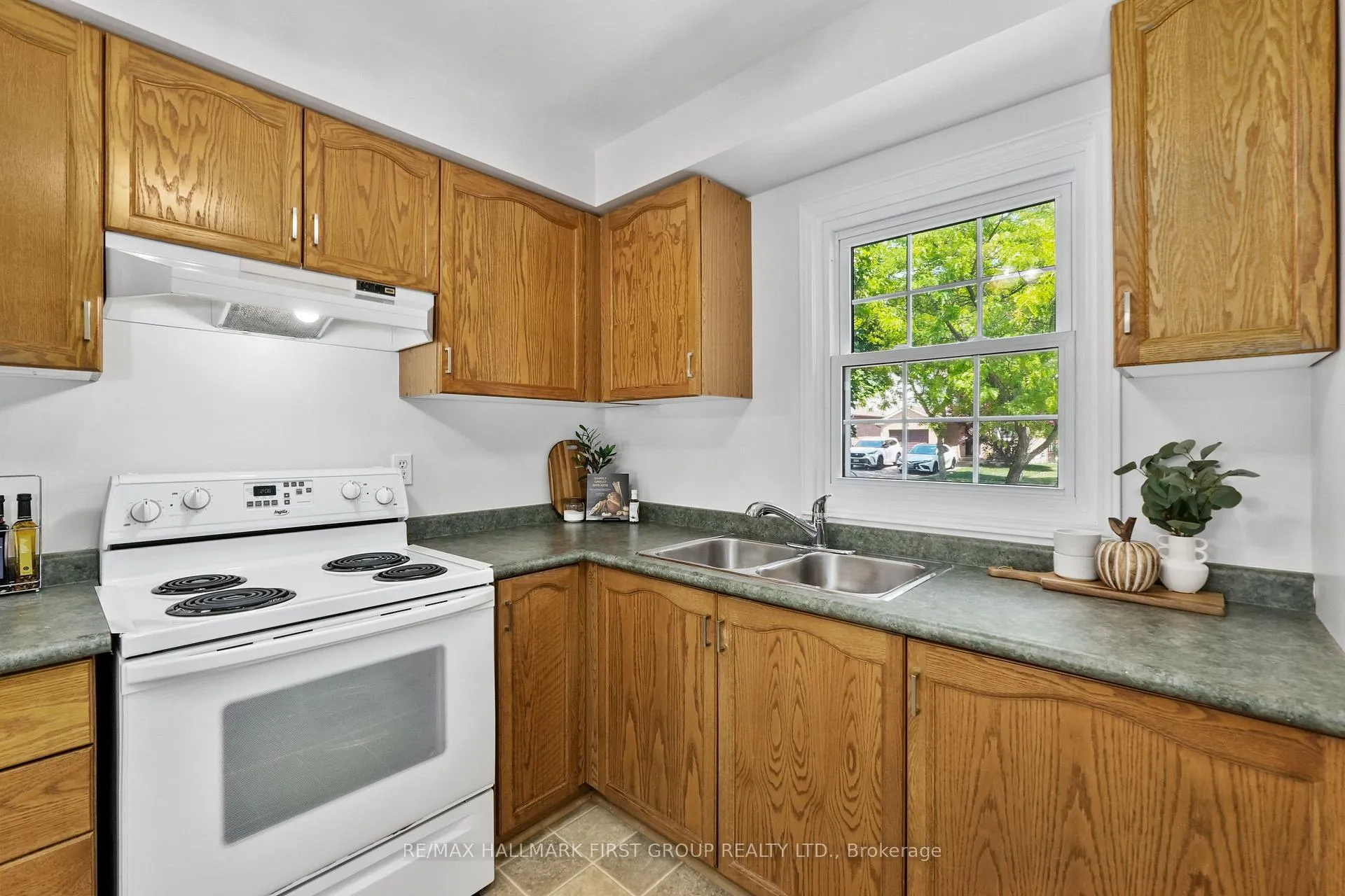 Photo 10 of 993 Fraser Court, Cobourg — HOMEH