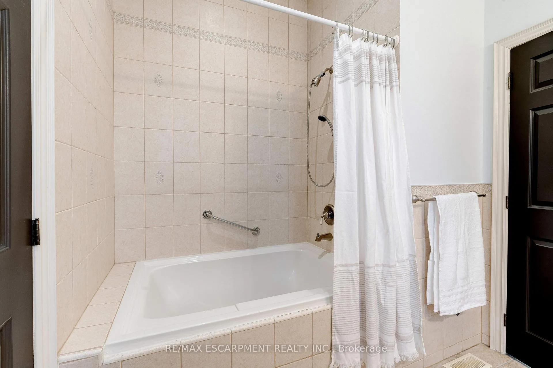 Photo 8 of 142 Watercrest Drive, Hamilton, Stoney Creek — HOMEH