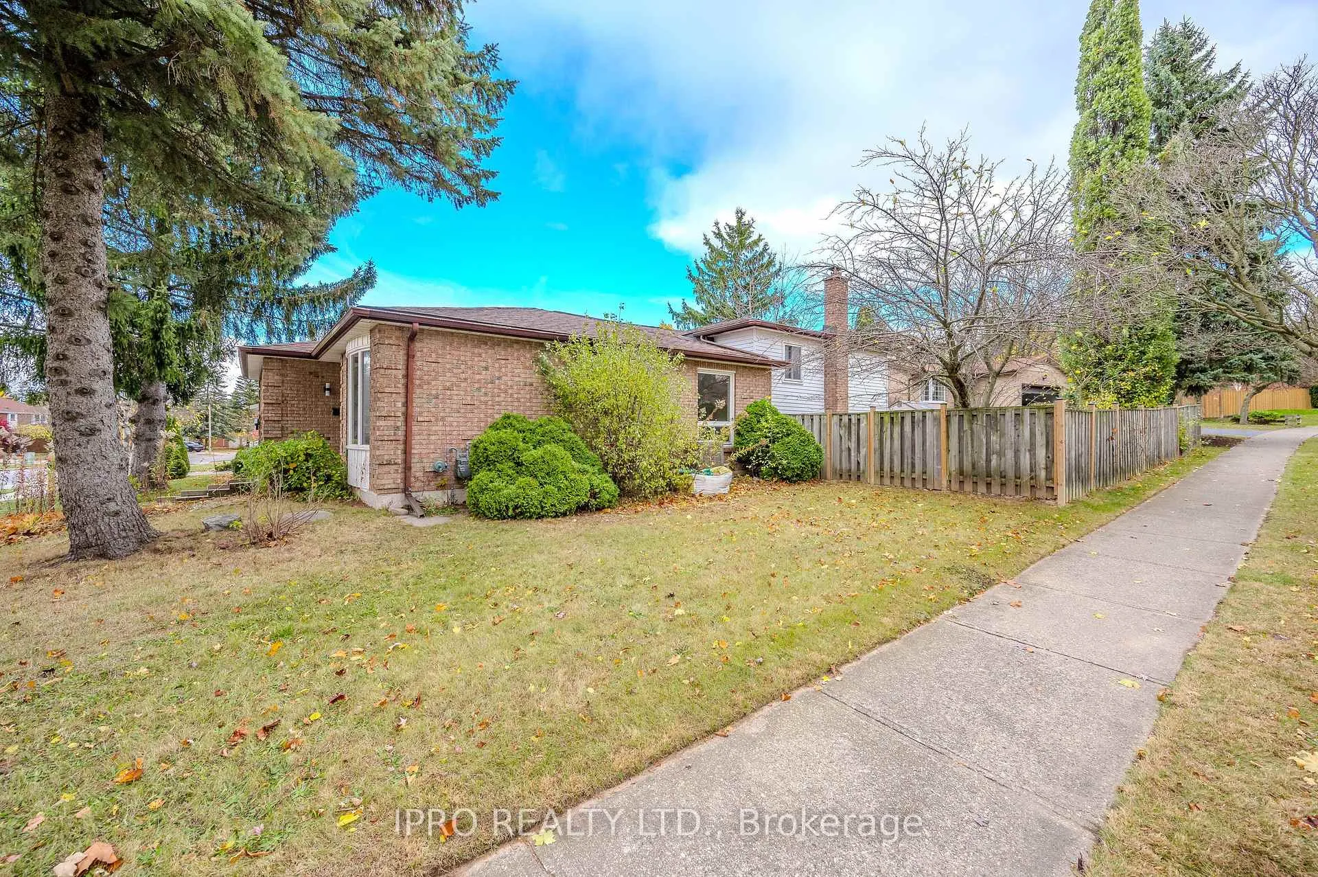 Photo 3 of 180 Westvale Drive, Waterloo — HOMEH