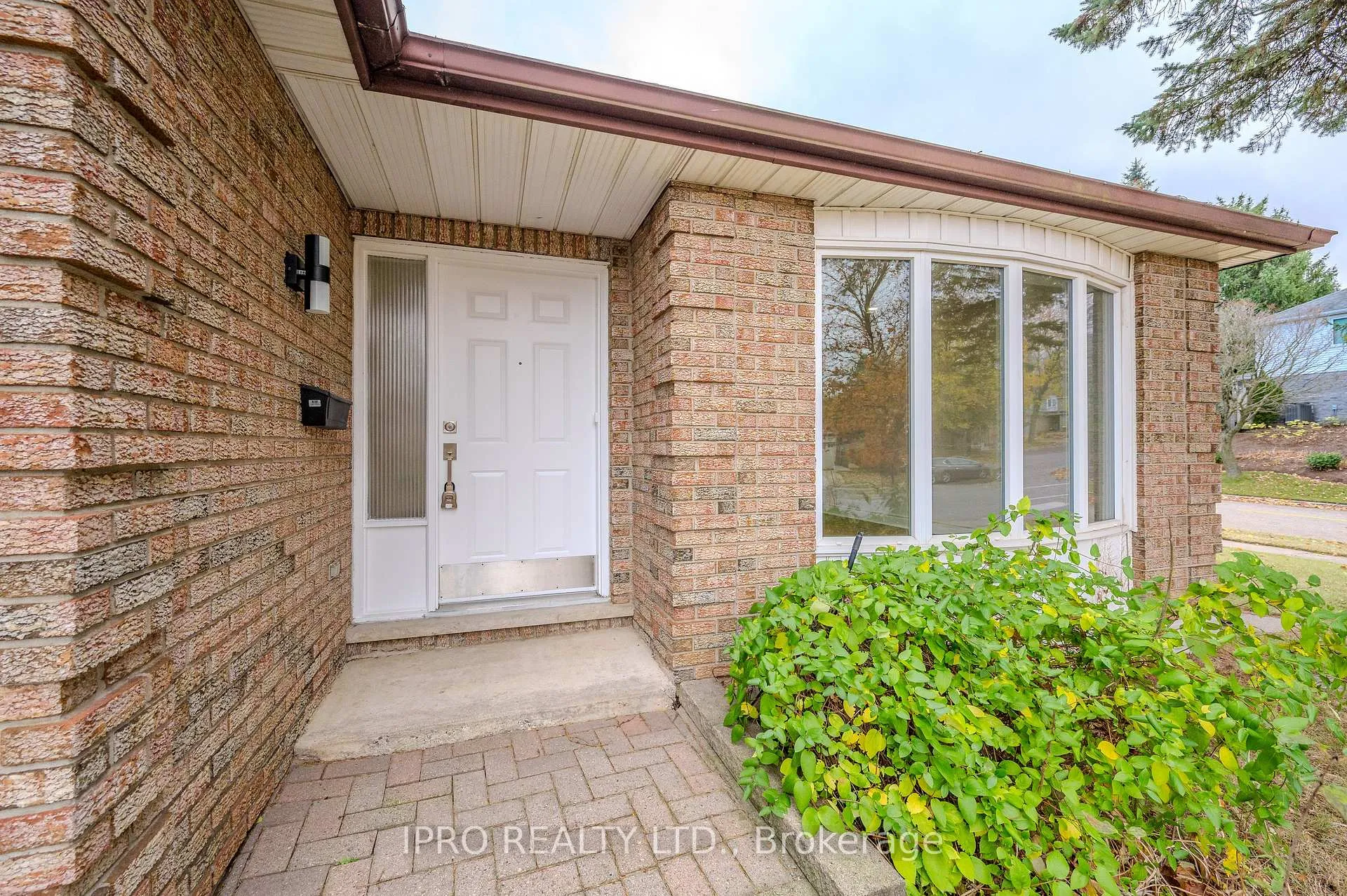 Photo 4 of 180 Westvale Drive, Waterloo — HOMEH