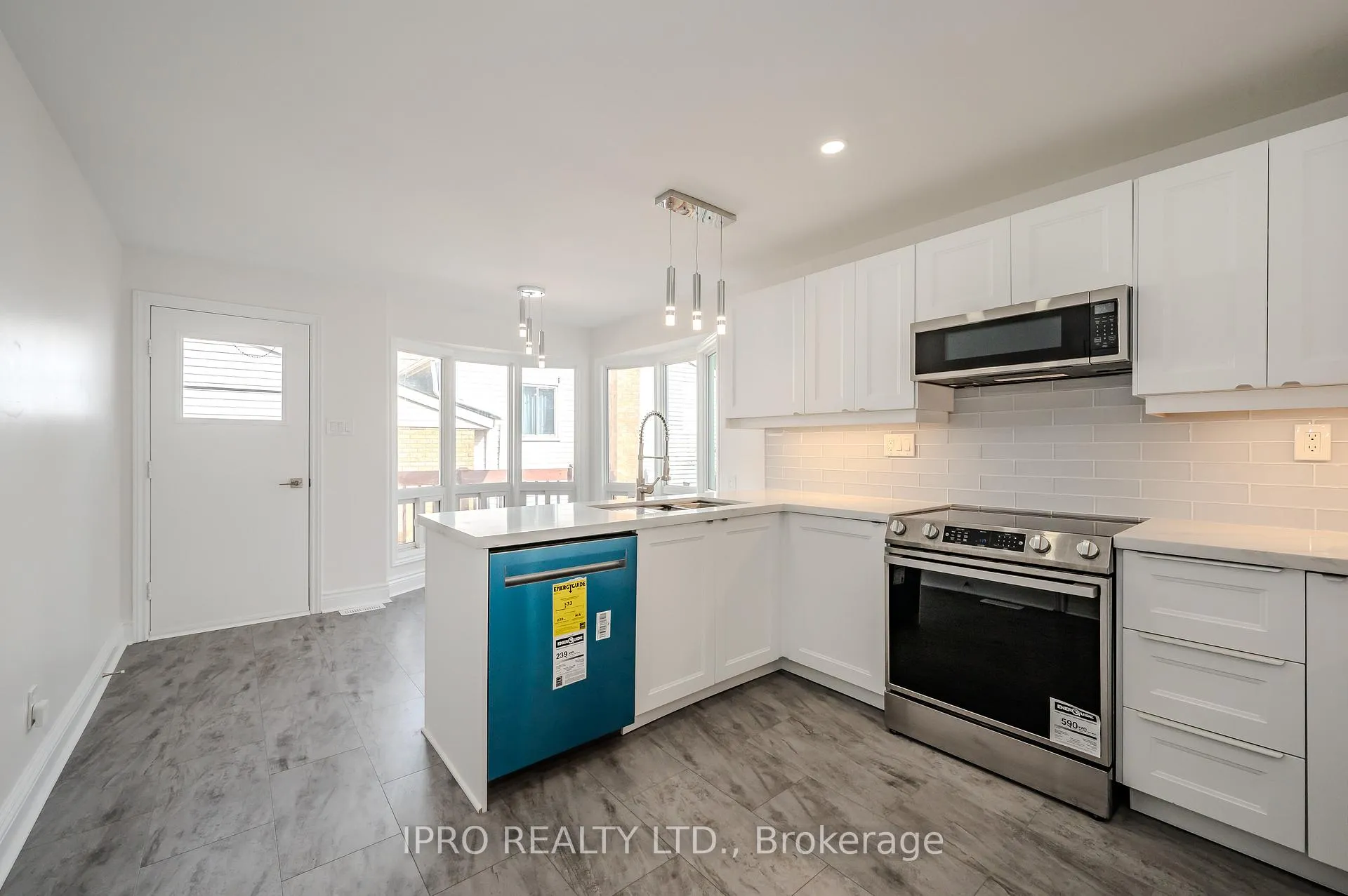 Photo 12 of 180 Westvale Drive, Waterloo — HOMEH