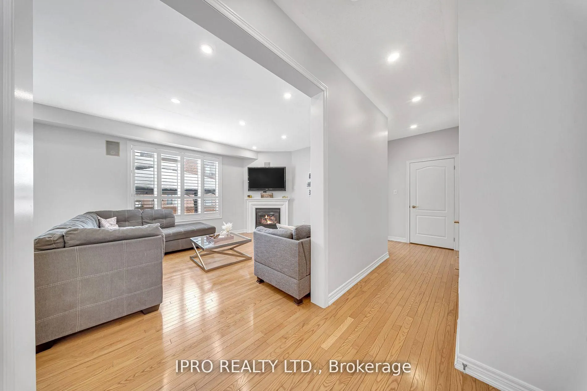 Photo 10 of 15 Frassino Drive, Vaughan, Vellore Village — HOMEH