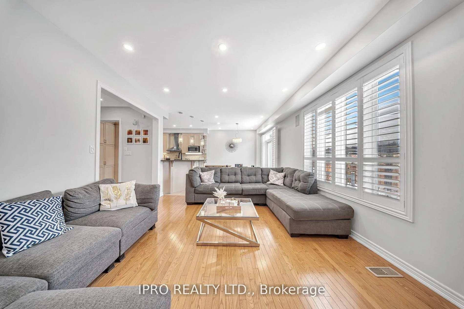 Photo 12 of 15 Frassino Drive, Vaughan, Vellore Village — HOMEH