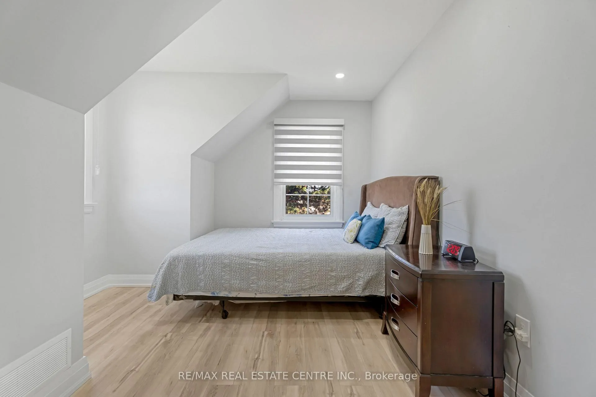 Photo 20 of 324 McNeilly Road, Hamilton, Winona — HOMEH