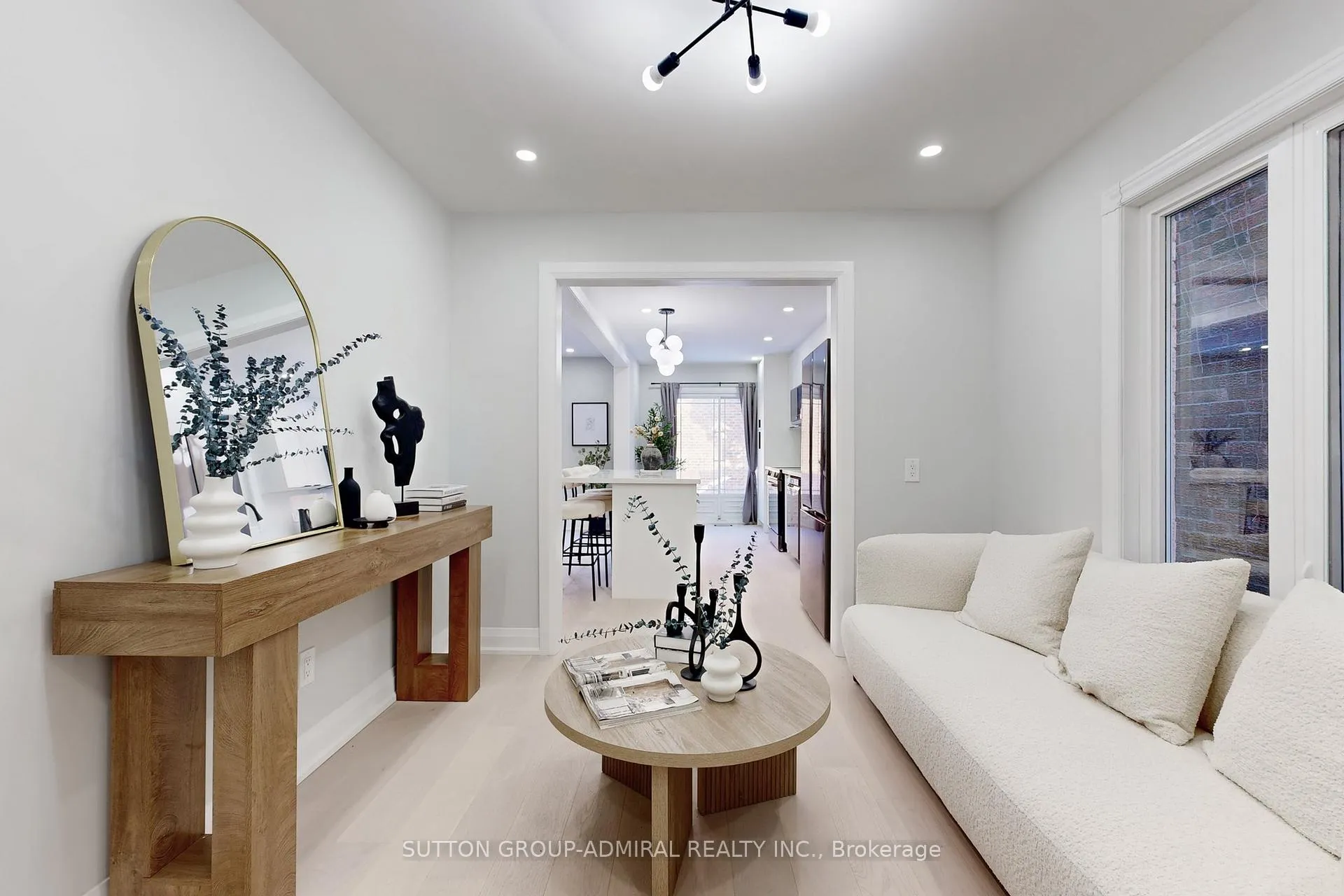 Photo 4 of 31 Whitney Place, Vaughan, Lakeview Estates — HOMEH