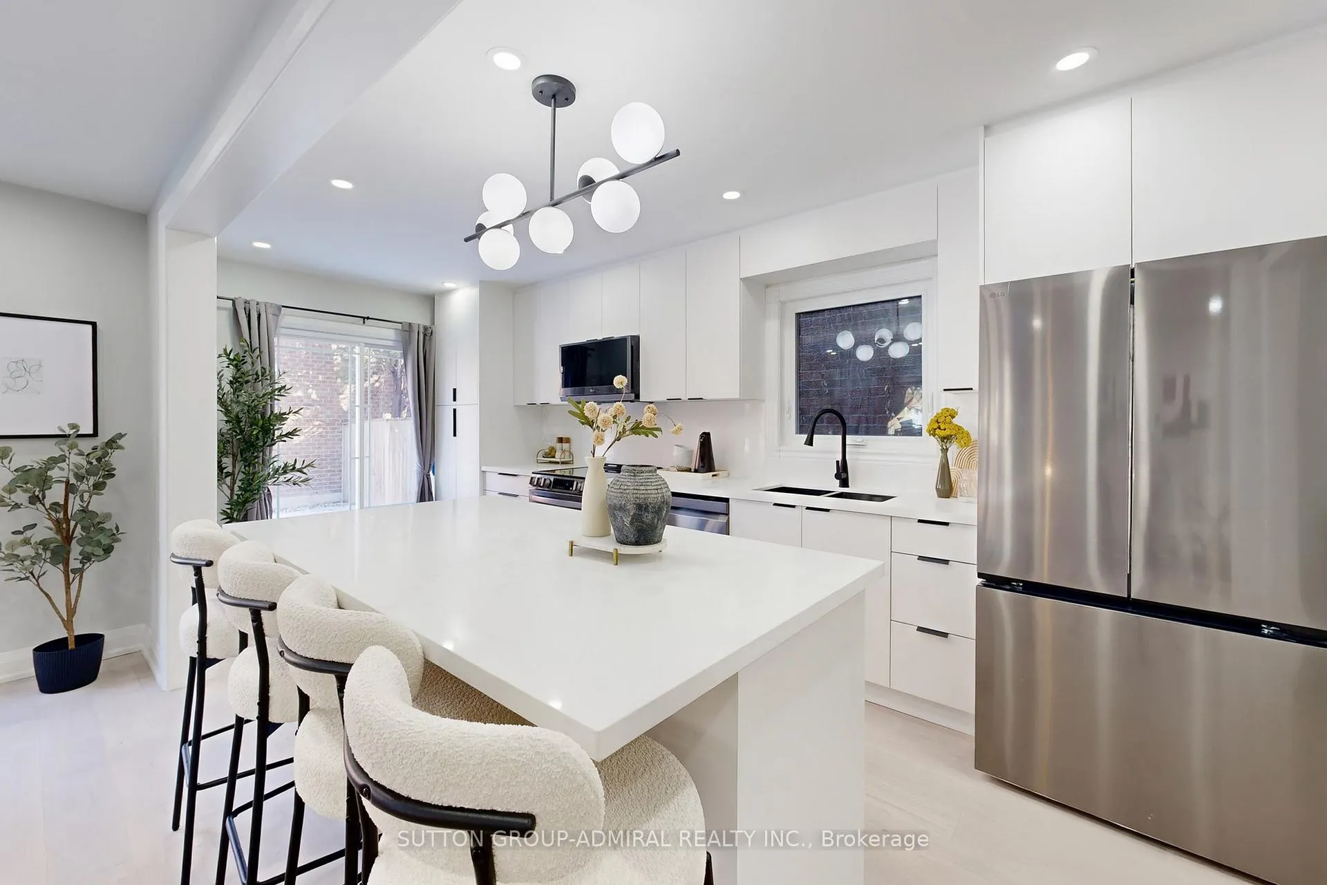Photo 9 of 31 Whitney Place, Vaughan, Lakeview Estates — HOMEH