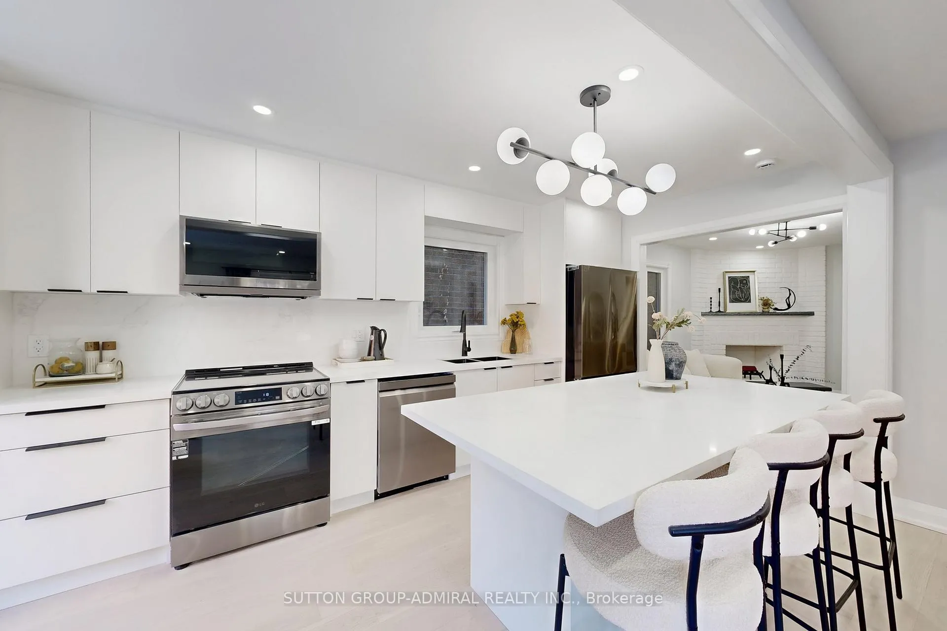 Photo 11 of 31 Whitney Place, Vaughan, Lakeview Estates — HOMEH